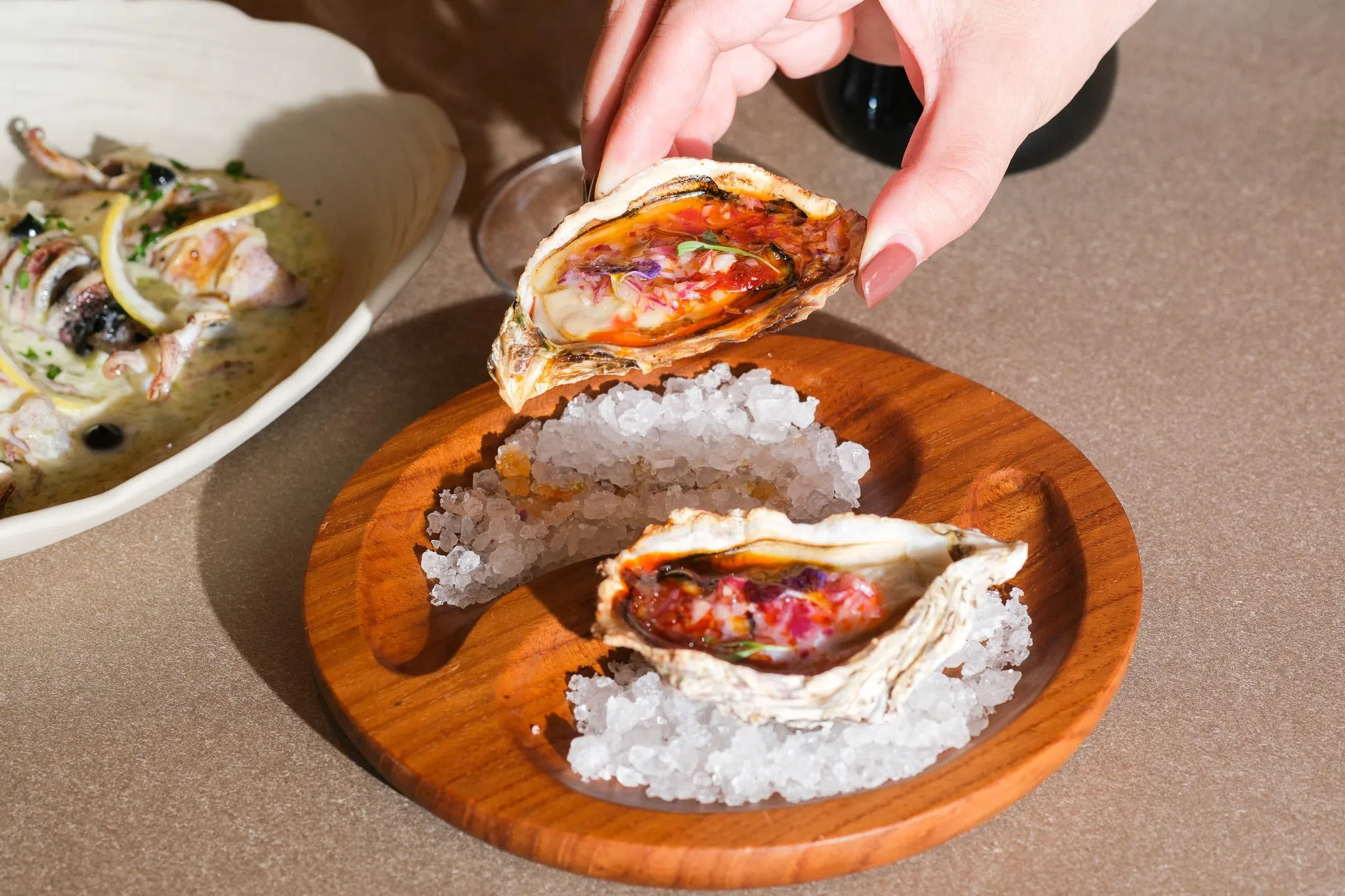 烤生蚝佐Sobrasada辣肉酱汁，轻烤生蚝依然保持滑嫩质感，搭配来自西班牙巴利阿里群岛的辣味香肠酱，浓郁辛香。（餐馆提供）