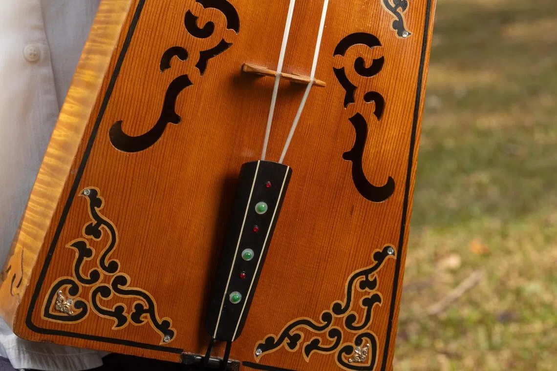 马头琴的特点之一，是由许多细丝拧成两股弦，而非单独一根琴弦。（吴先邦摄）