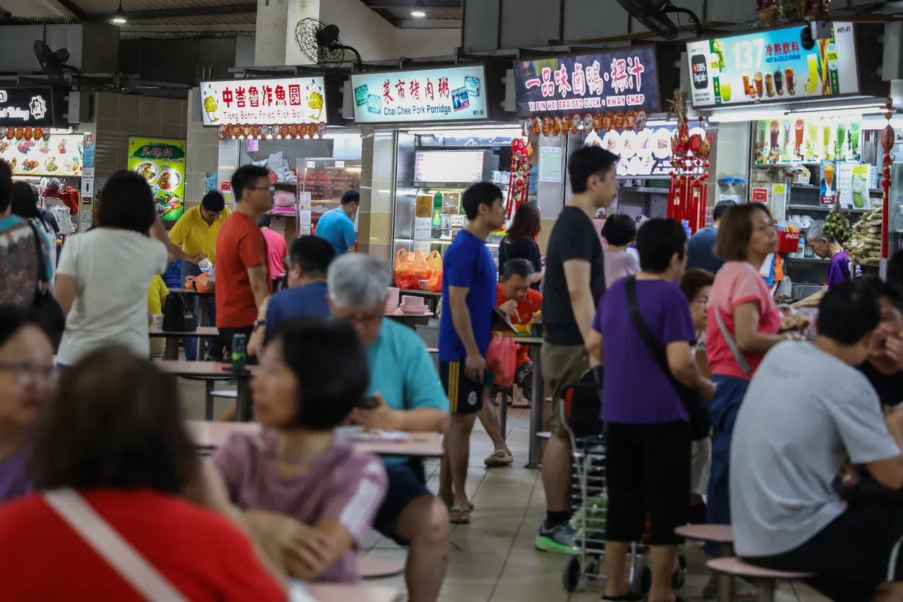 即使是本地小贩中心，食客也可能根据网上的评分决定光顾哪个摊位。（海峡时报）