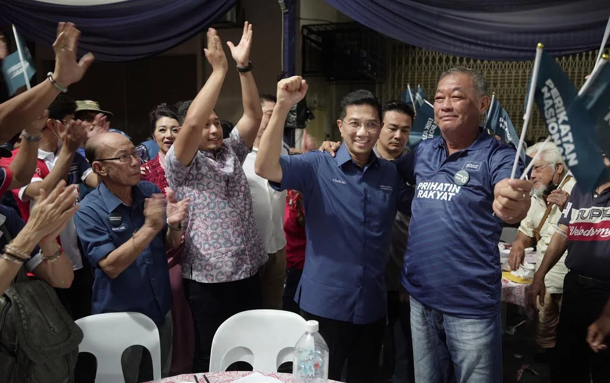 阿兹敏11月13日出席鹅唛区华社的亲善晚宴时，受到支持者欢迎。阿兹敏承诺国盟将继续照顾华社，并打造亲商的环境。（谢智扬摄）