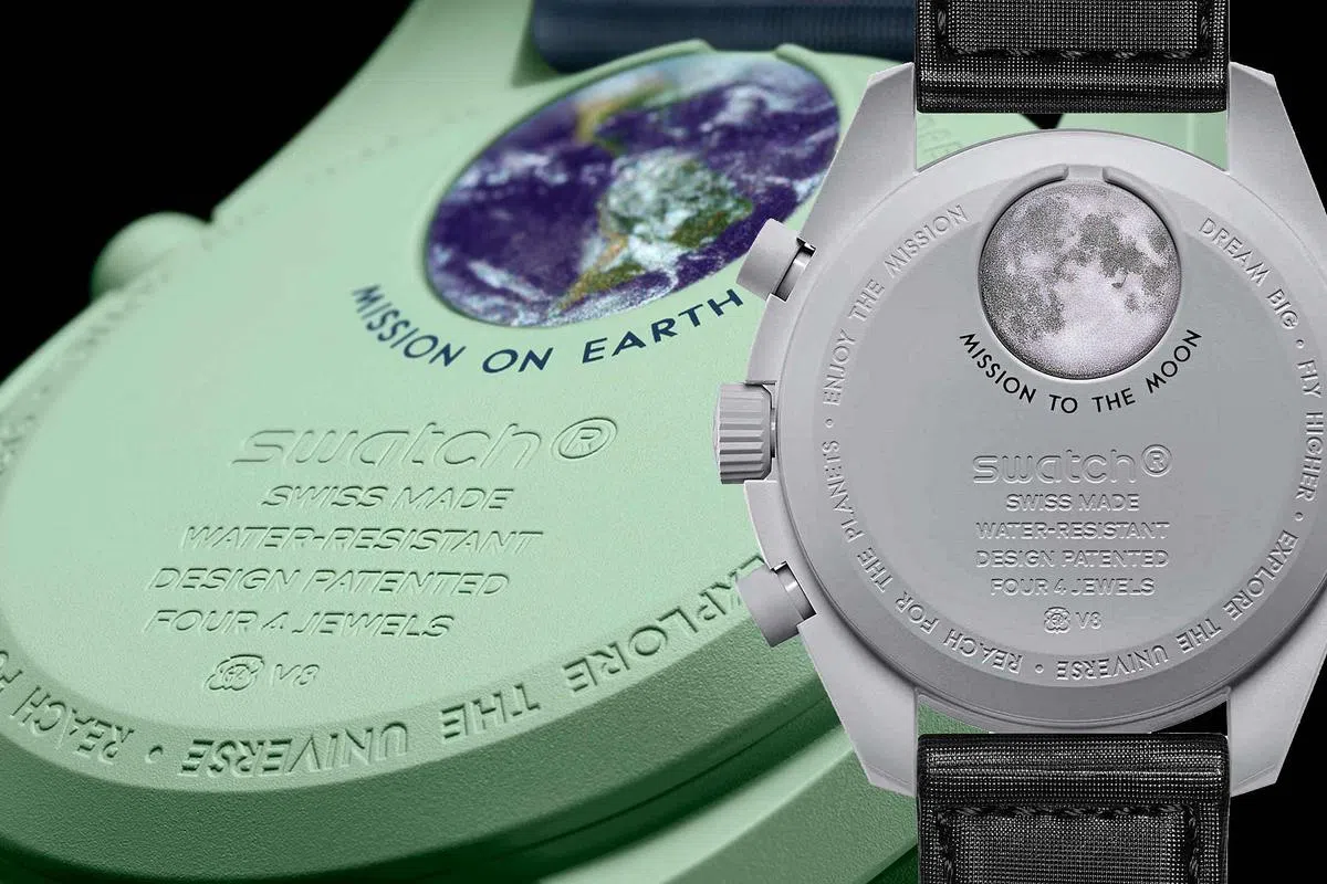 MoonSwatch表底电池盖印有地球（左）和月亮的图案标志。（图/取自Keepthetime.com）