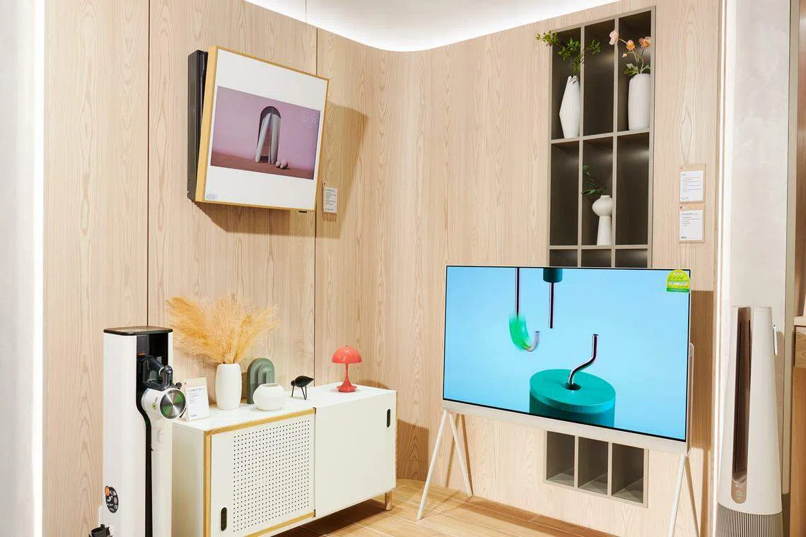 画框式外观搭载27英寸LCD屏幕，单调冷气机变作墙上艺术品。（商家提供）