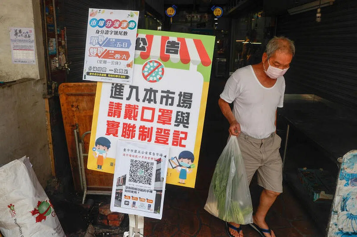 为了避免传统市场群聚导致疫情扩大，台中第五公有市场实施人潮分流，以身分证号码尾数做为分流依据，鼓励民众单数号在三、五、日，双数号在二、四、六采买，一次买足，减少外出机会。另外许多摊商为了配合防疫，纷纷暂停营业​​。 （香港中通社）