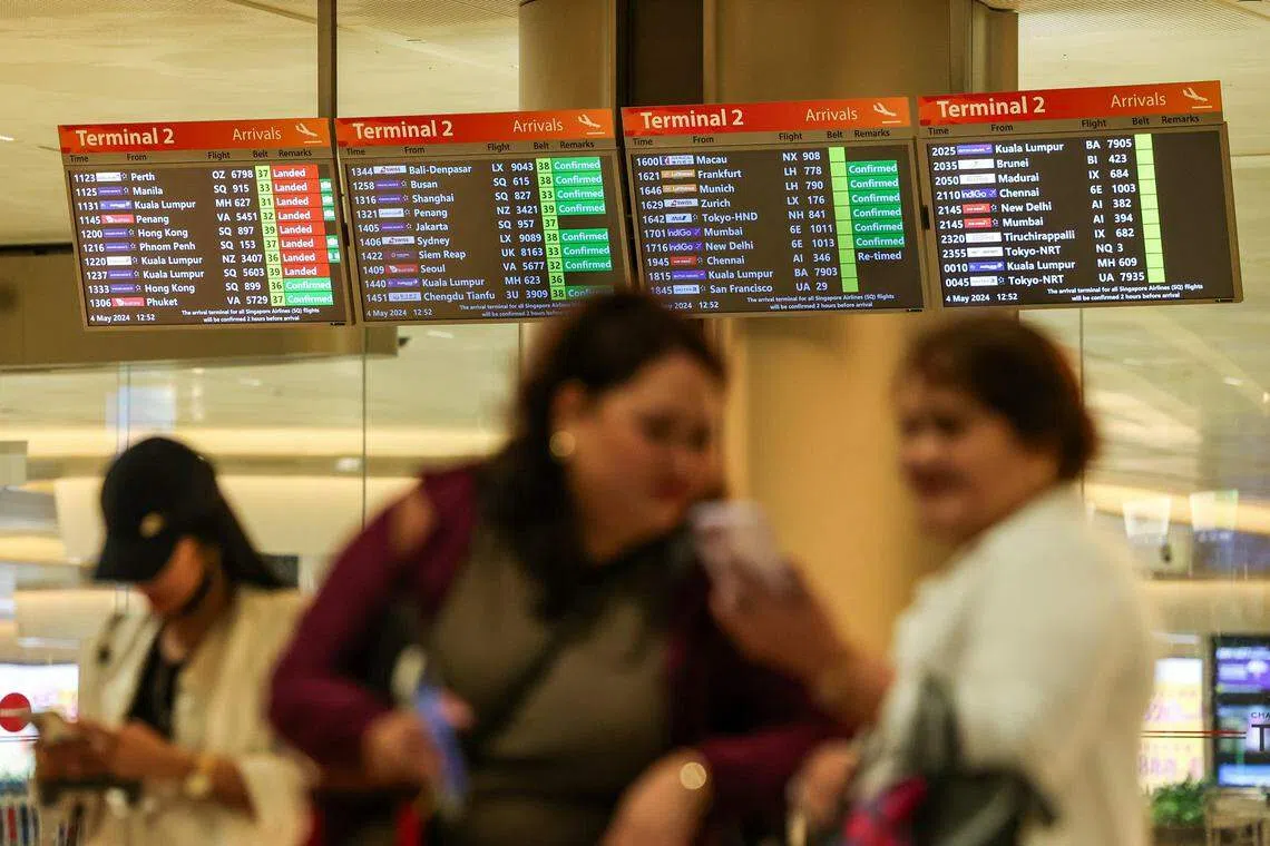 《联合早报》记者中午12时许到达樟宜机场第二搭客大厦（T2）时，仍有至少四趟航班已落地但旅客还需要等待行李。（陈斌勤摄）