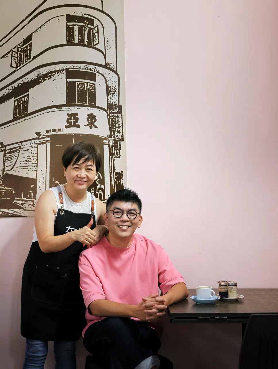 陈子谦（右）与东亚餐室的老板娘林如惠。（龙国雄摄）