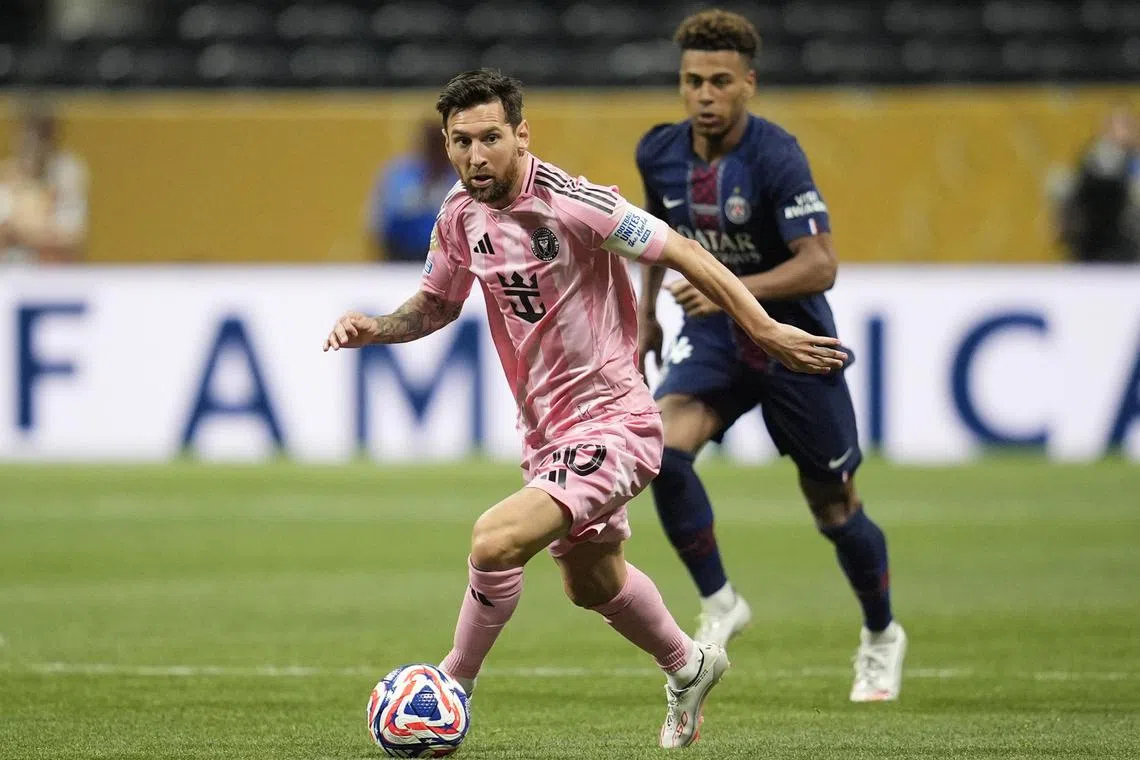 梅西（左）在比赛中有些精彩演出，但始终无法助迈阿密国际攻破旧东家巴黎圣日耳曼的龙门。（路透社）