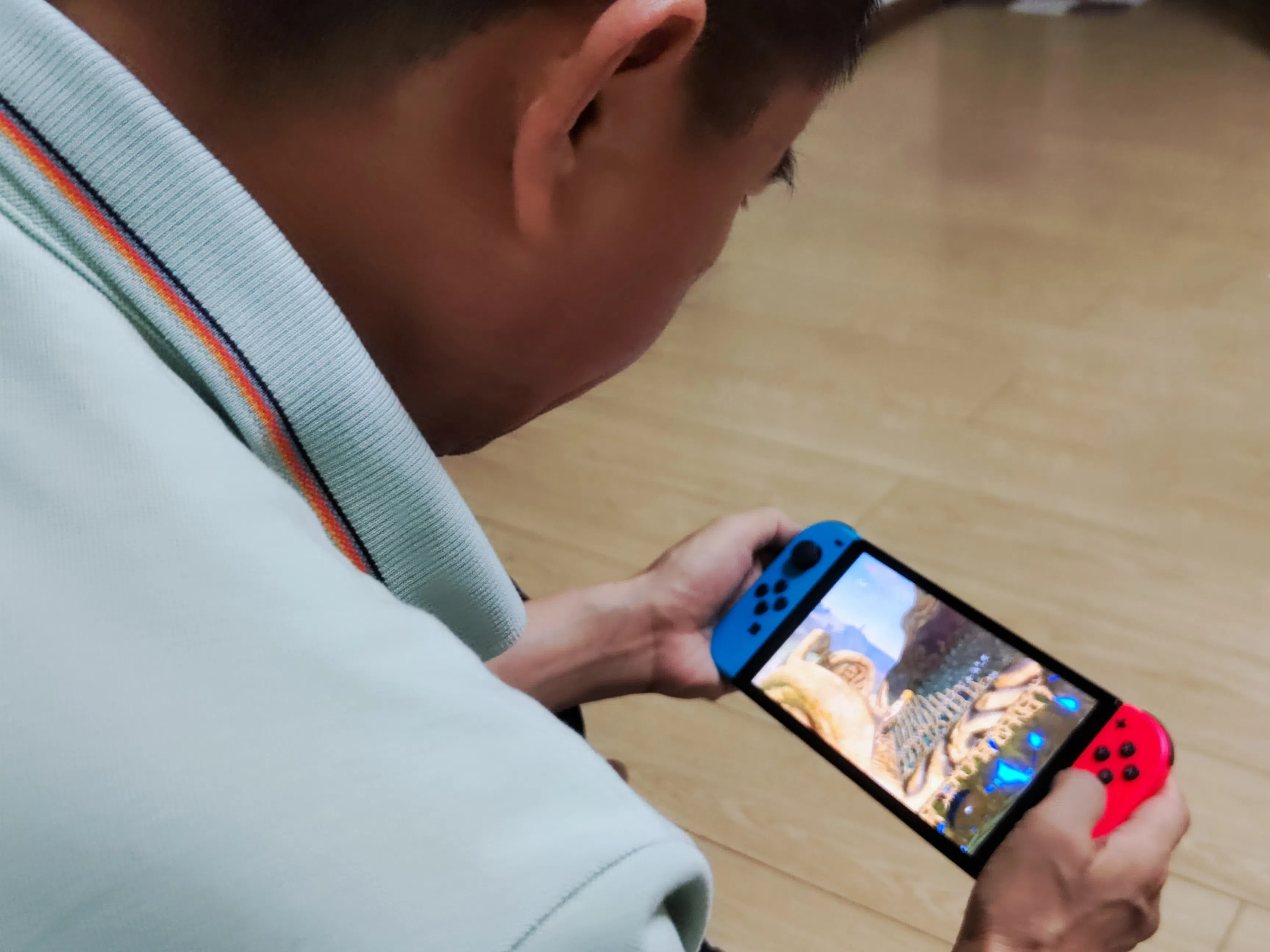 作者带着Switch回到中国，手把手教父亲玩《塞尔达》。（作者提供）