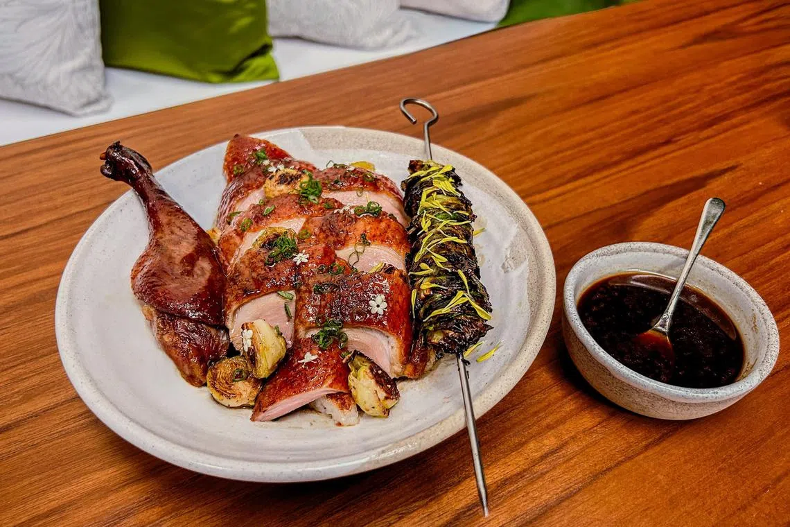 陈皮鸭先炸后蒸，外酥里嫩。（酒店提供）