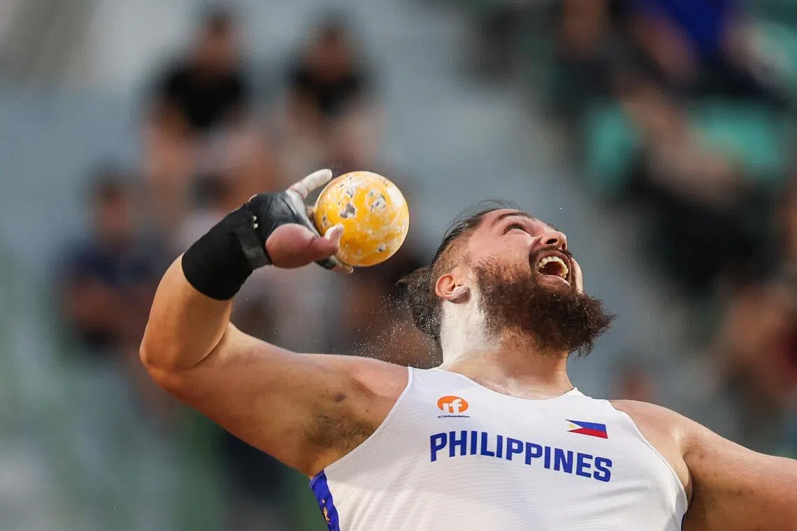 菲律宾铅球选手威廉·莫里森（William Morrison）在比赛中奋力投掷。（白艳琳摄）