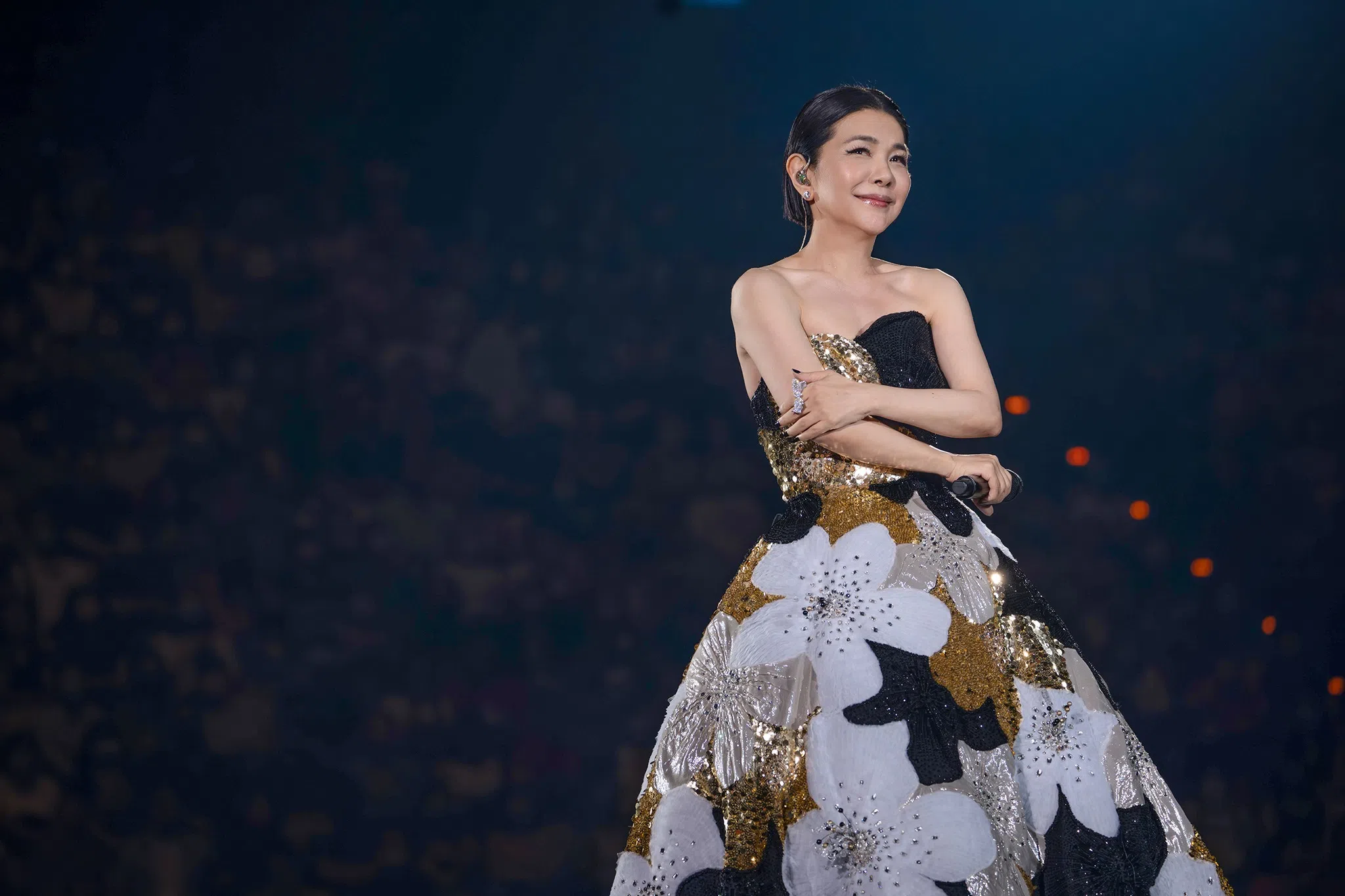 为了让观众在演唱会里听得舒服，张清芳会把每一首歌稍微降一个或半个key。（取自张清芳脸书）