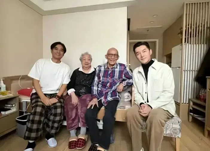 胡歌（右一）和陈龙（左一）到老人院探访游本昌夫妇。（互联网）