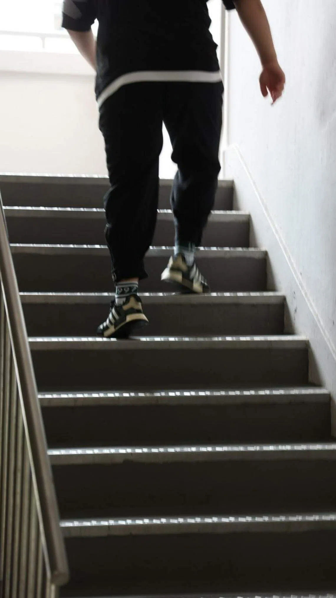 膝盖骨关节炎患者要避免上下楼梯，应尽可能乘电梯。（档案照）