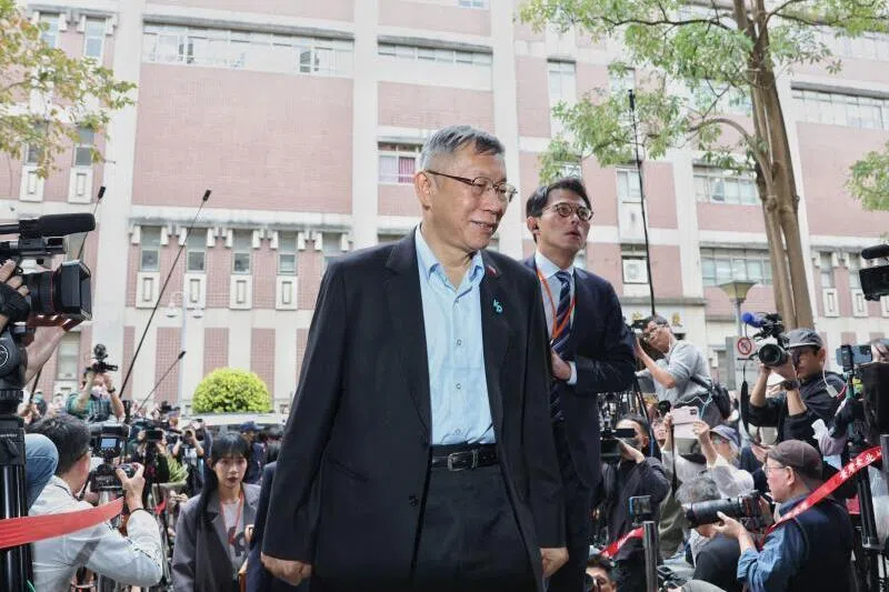 柯文哲星期四(3月26日)下午與民眾黨主席黃國昌(右)一起走進台北地方法院。(法新社) 柯文哲星期四(3月26日)下午與民眾黨主席黃國昌(右)一起走進台北地方法院。(法新社)