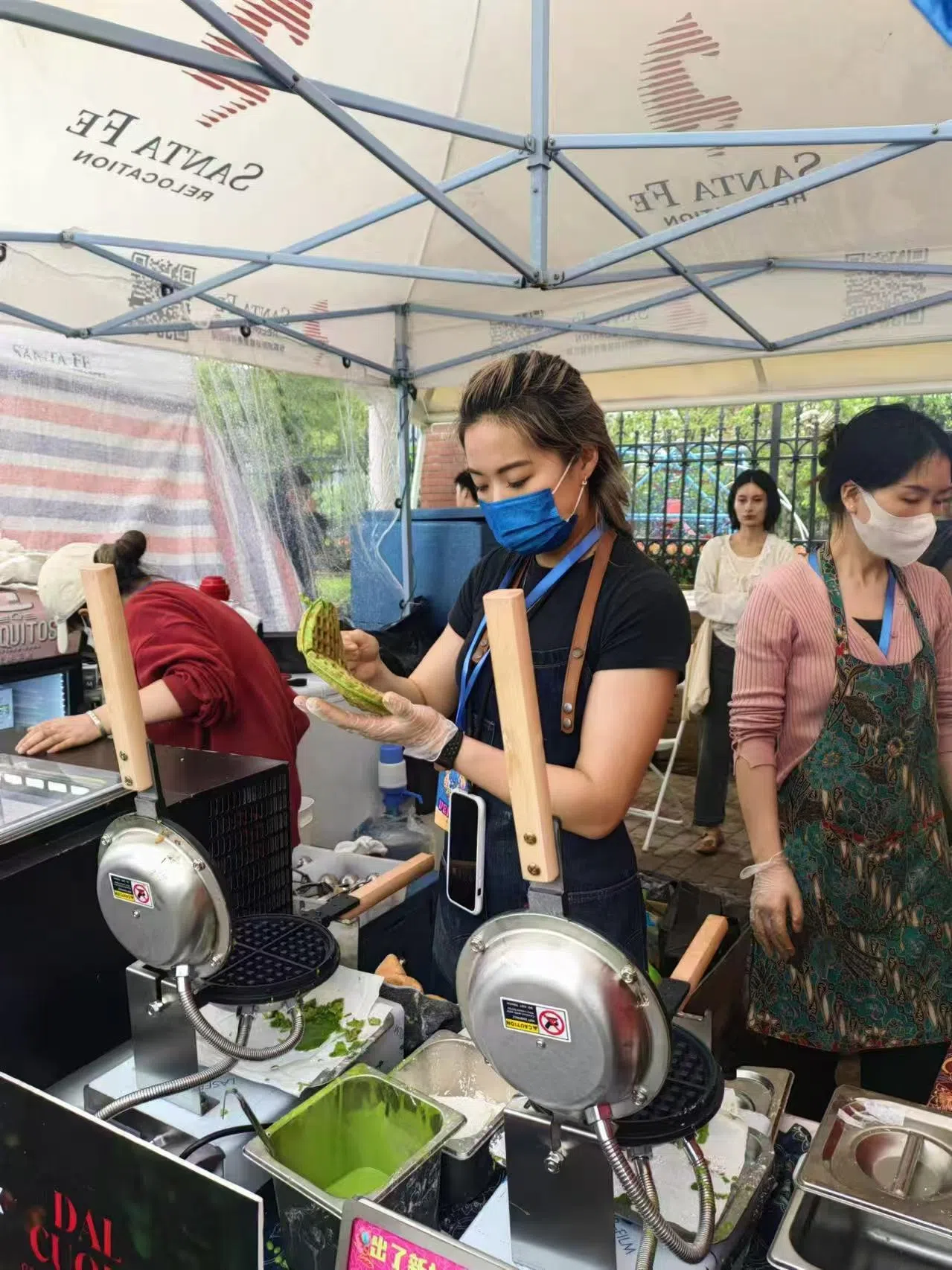 去年5月11日，廖学敏在上海举办的食品博览会上制作班兰华夫饼。（娘惹囡提供）