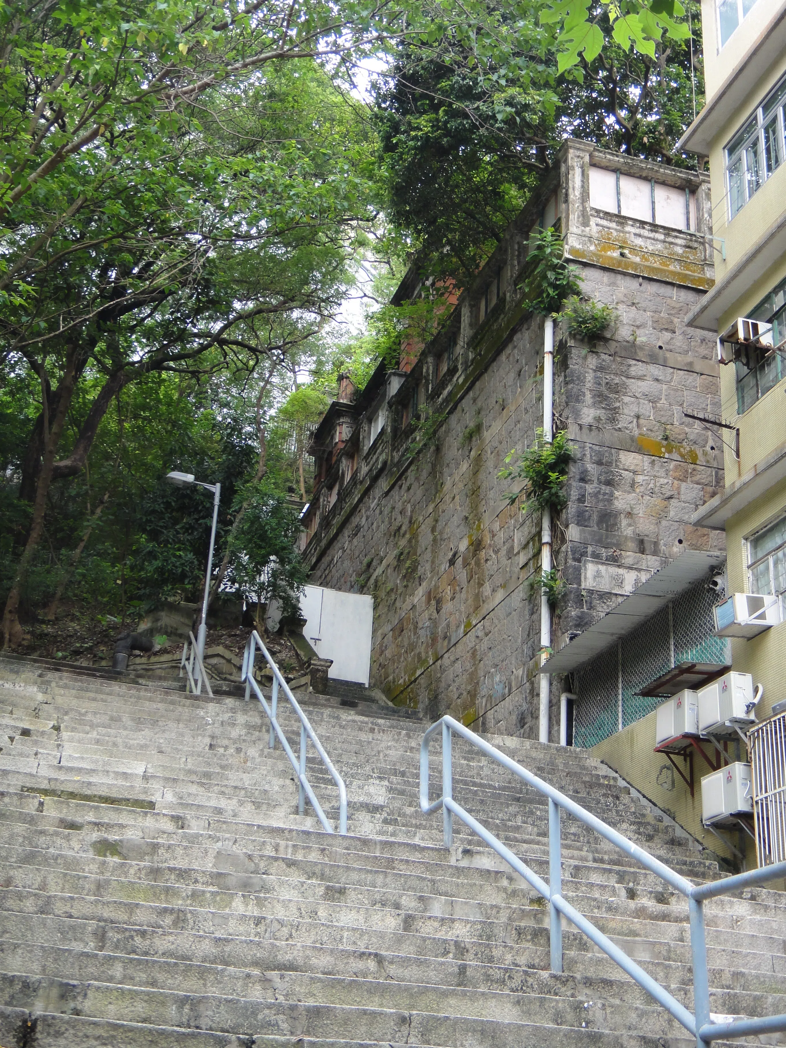 沿着长长的阶梯拾级而上，寻幽探秘。（黄匡宁摄）