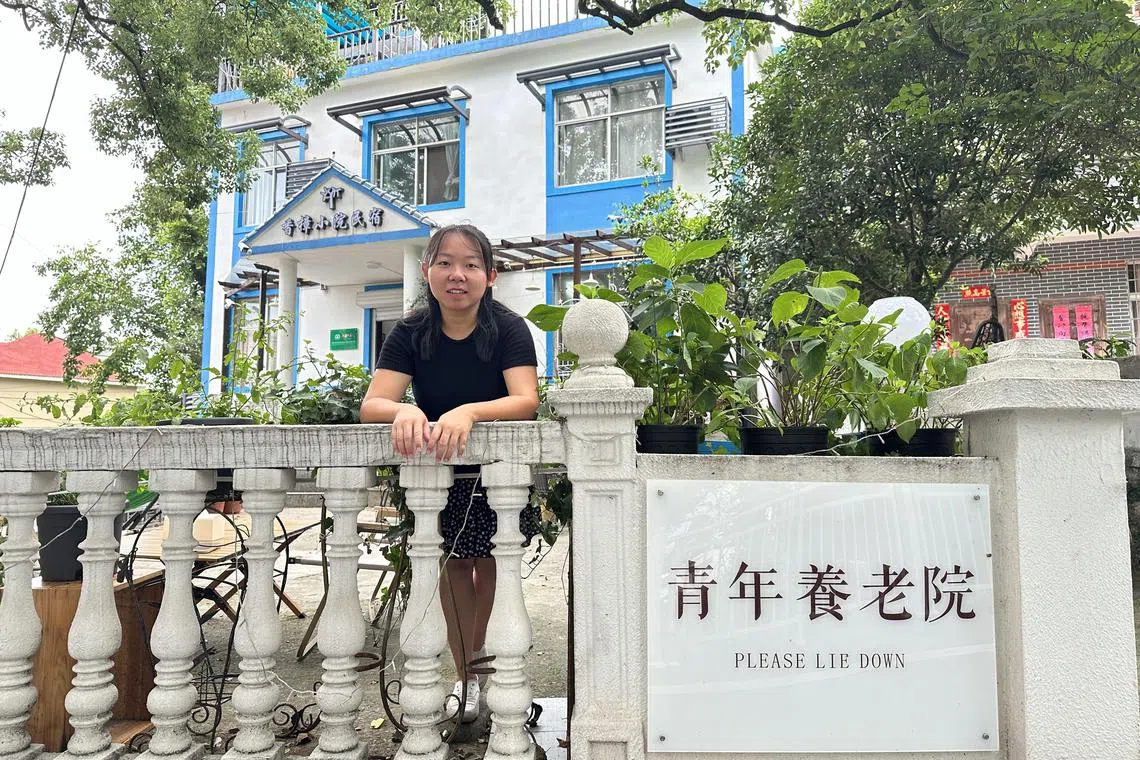 34岁的管风原本是一名旅行定制师，去年辞去工作后接手了一家民宿，并挂上了“青年养老院”的招牌，希望为年轻人打造一个远离喧嚷，既可以养生又可以养心的地方。（林煇智摄）