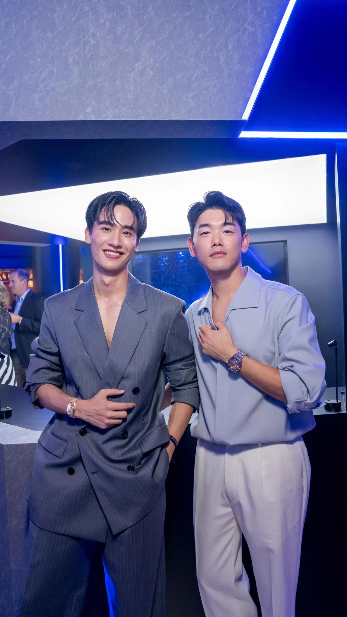 美籍韩裔歌手Eric Nam（右）和泰国艺人林阳（左）出席本地爱彼新腕表全球发布会。（爱彼提供）