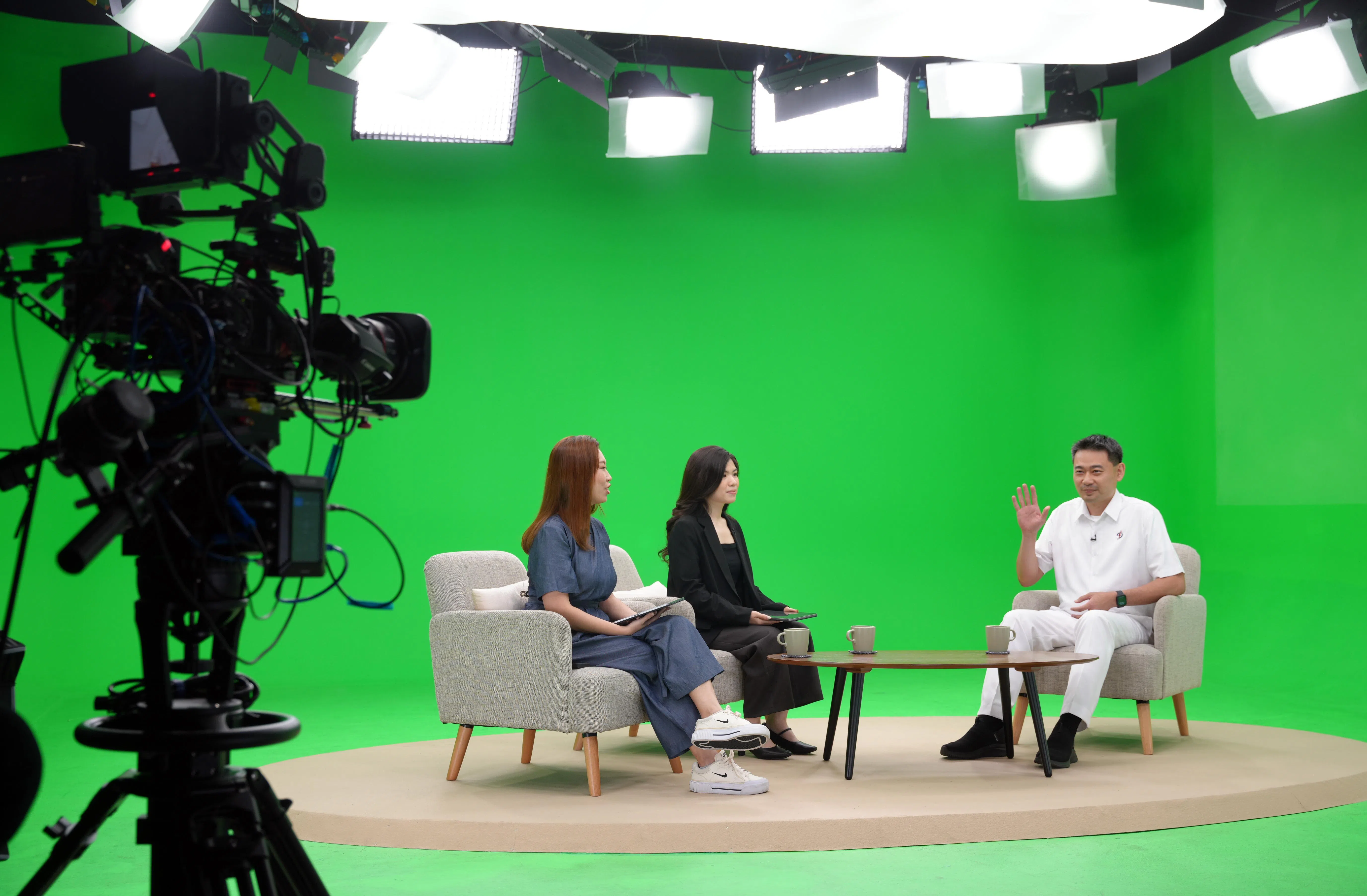 行动党的阿裕尼集选区候选人之一洪子扬（Adrian Ang，右一）说，行动党派出的阿裕尼团队并非来当“炮灰”，它有能力替代工人党秘书长毕丹星和主席林瑞莲的声音。（谢智扬摄）