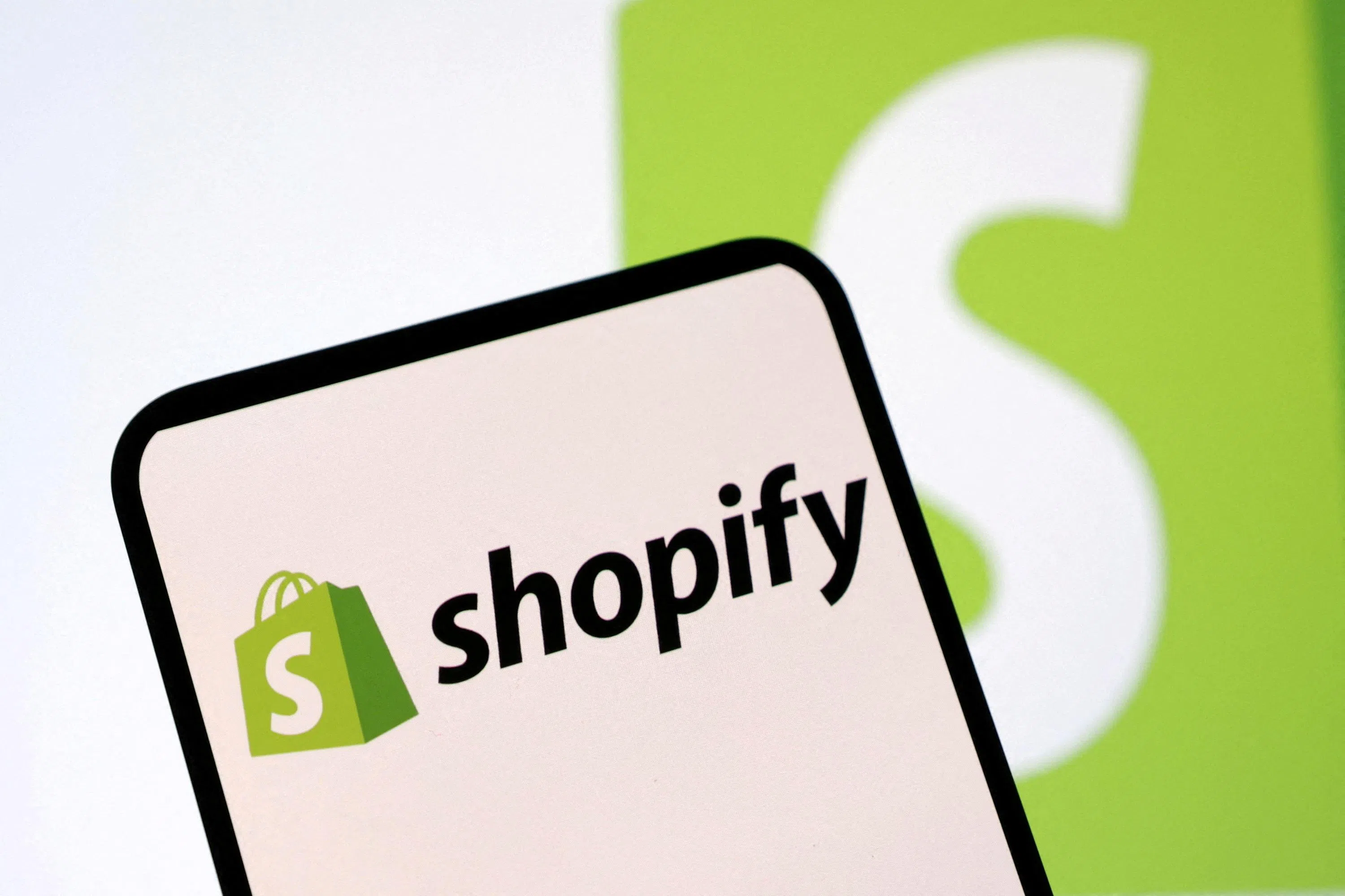 对Shopify来说，真正的考验，是当AI成为新的购物切入口时，它能否继续成为交易背后不可或缺的基础设施。（路透社）