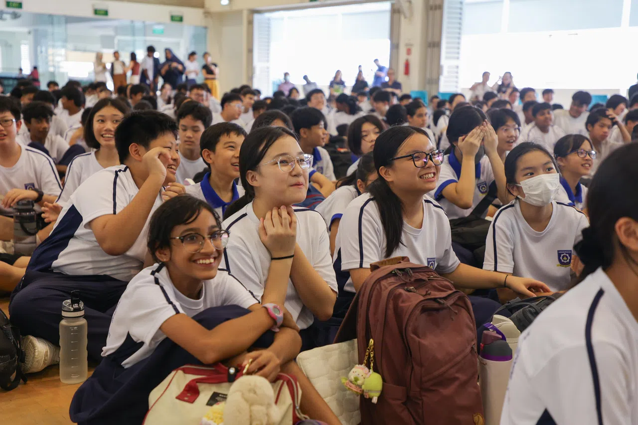 务立中学1001名学生沉浸在精彩的分享会中。（陈心媛摄）
