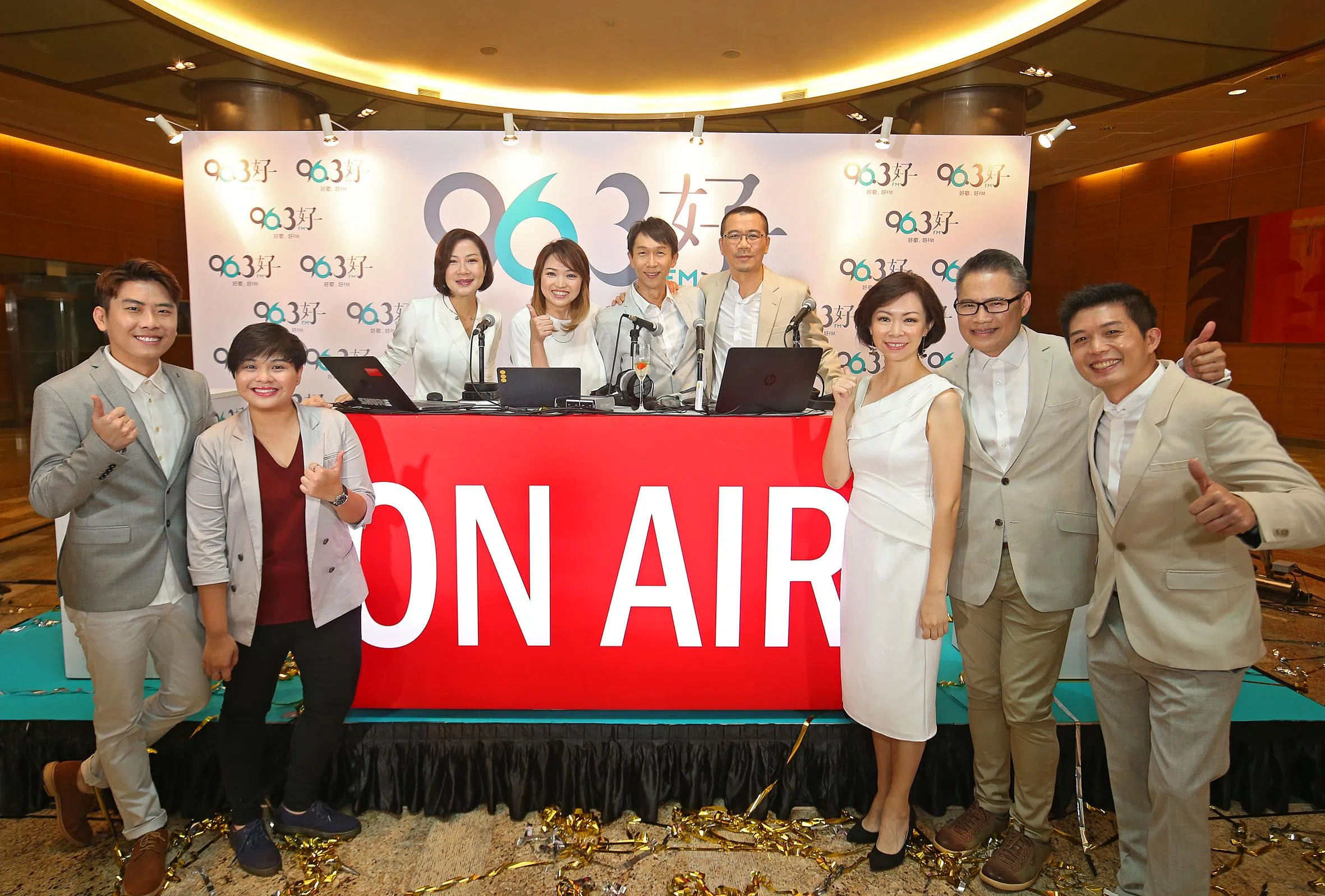 电台96.3好FM于2018年1月开台，林安娜（后排左一）从UFM100.3过档好FM，成为开台DJ之一。（档案照）