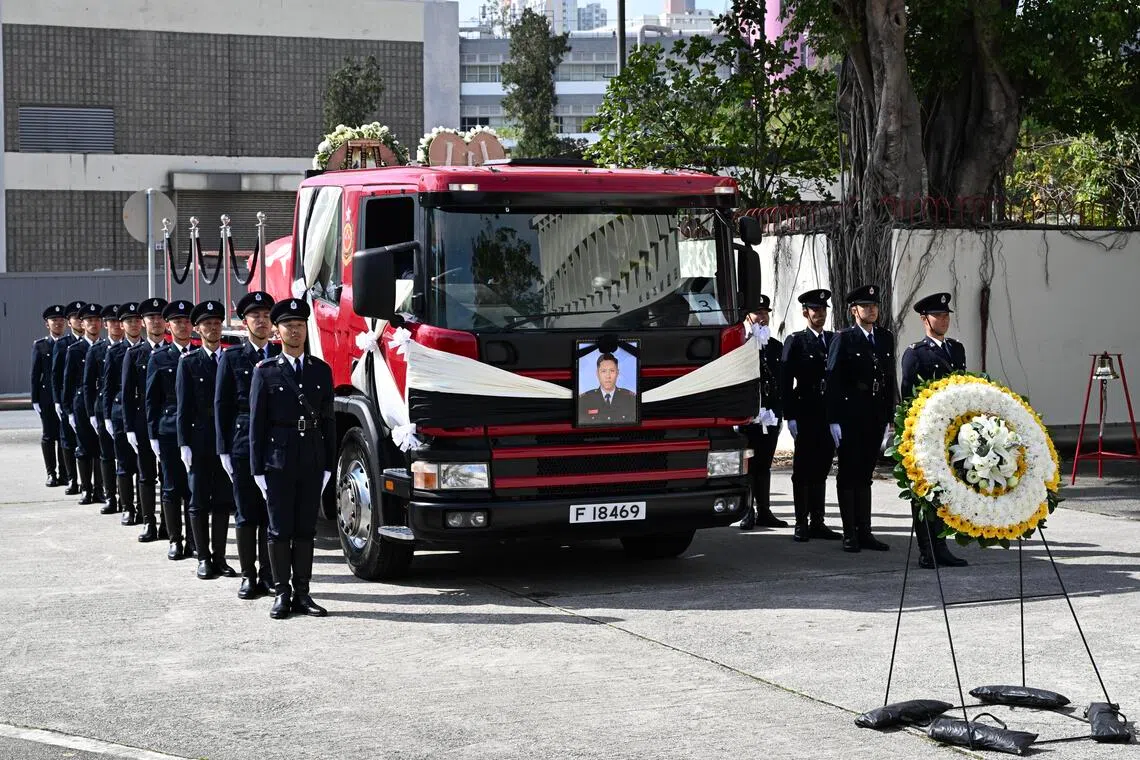 香港消防处星期五（12月19日）为在大埔火灾中殉职的消防员何伟豪举行最高荣誉丧礼。图为何伟豪灵车抵达他生前所属的沙田消防局。（中新社）