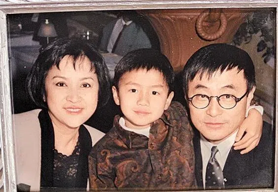 章立衡（中）幼时与父母合照。（互联网）
