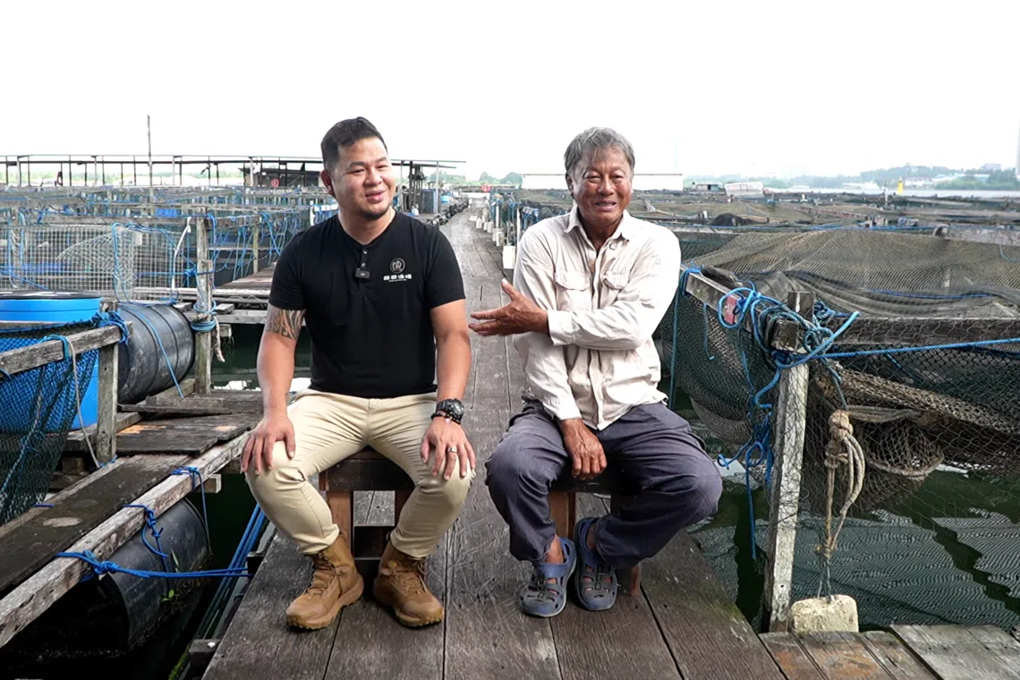 兴兴渔场创办人杨钦贵（右）五年前将渔场交给儿子杨昇彊（左）负责打理，不担心自己的心血会后继无人而被迫关闭。（视频截图）