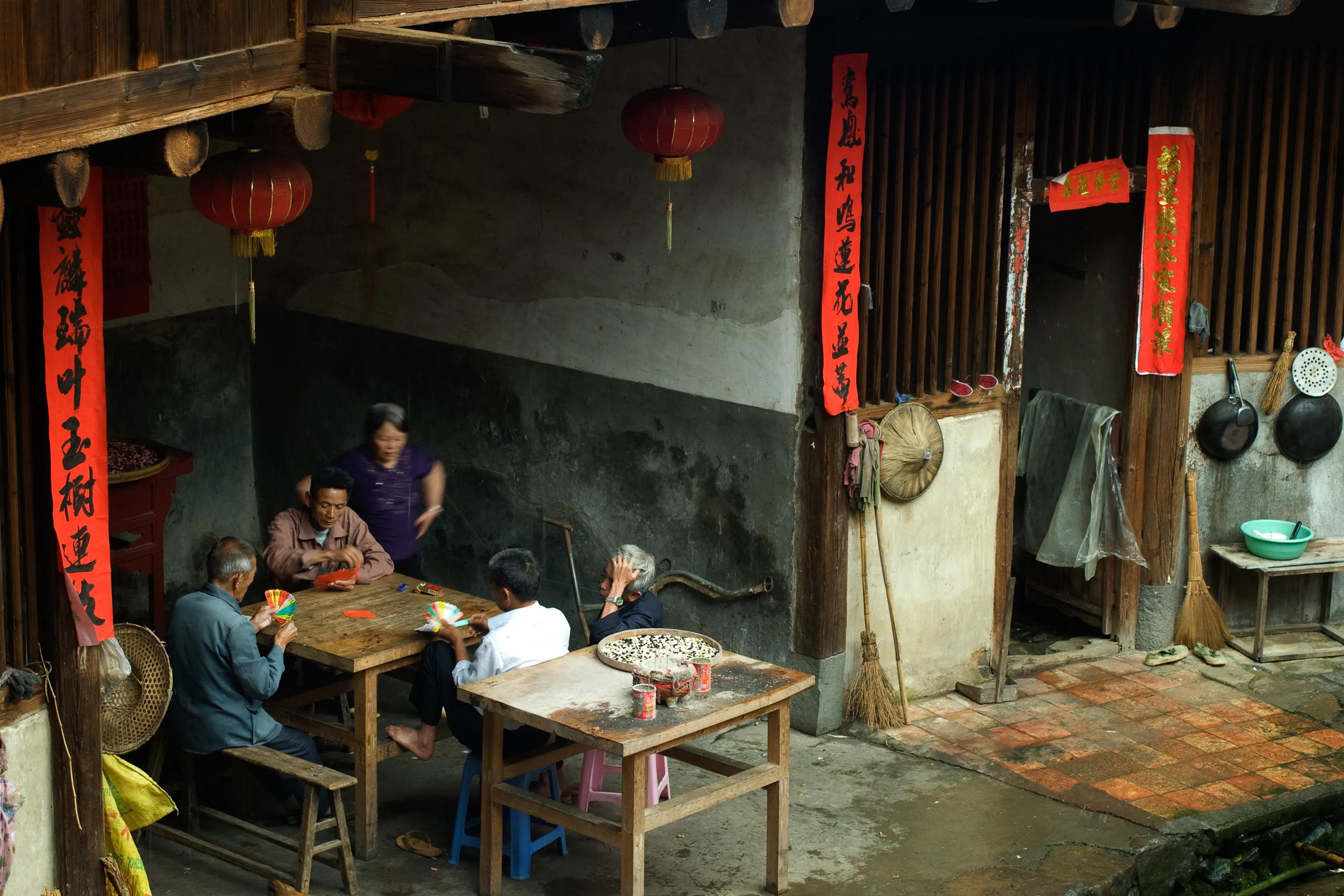 玩牌消遣的人家。