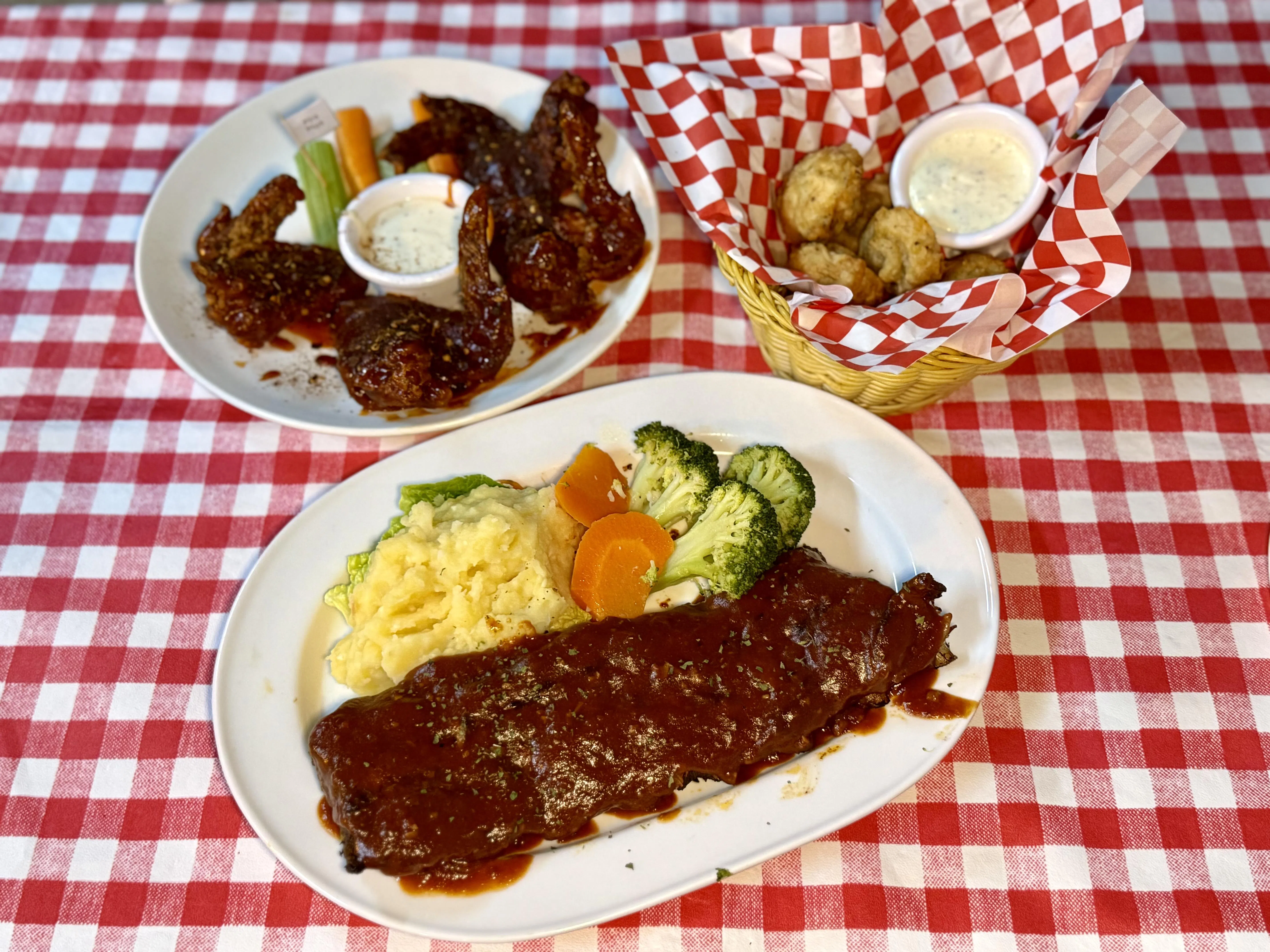 Jerry’s BBQ & Grill招牌菜式：烧烤猪肋排、水牛城辣鸡翅和炸蘑菇，烧烤酱的甜香与烟熏香交织出迷人滋味。（叶晓虹摄）