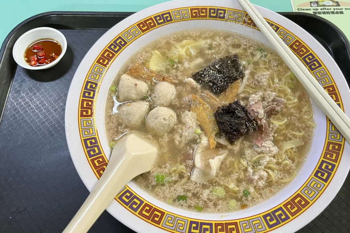 郑智鸿喜欢芳林熟食中心的大华肉脞面。（受访者提供）