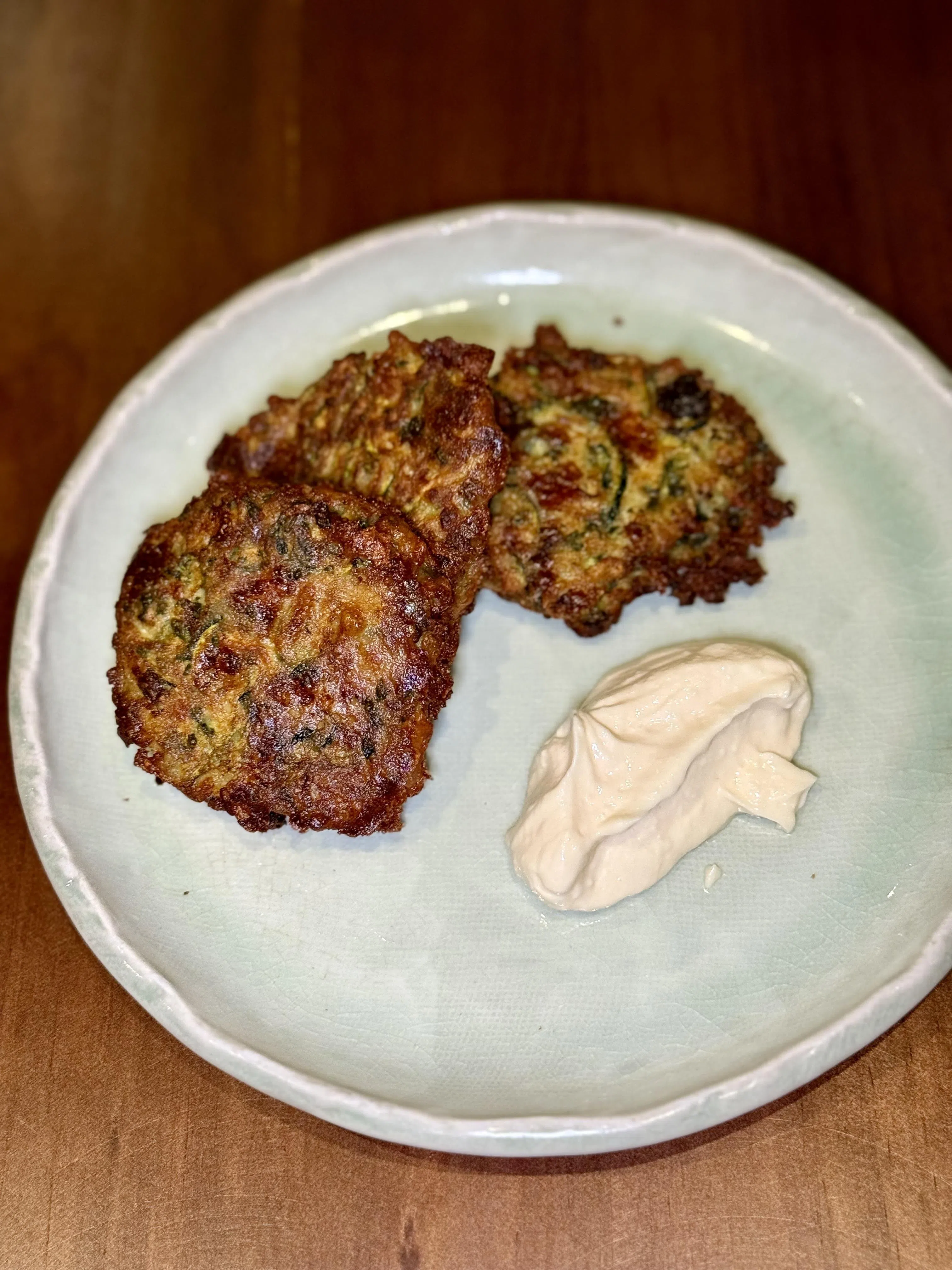 配菜之一的西葫芦帕马森芝士煎饼。（叶晓虹摄）