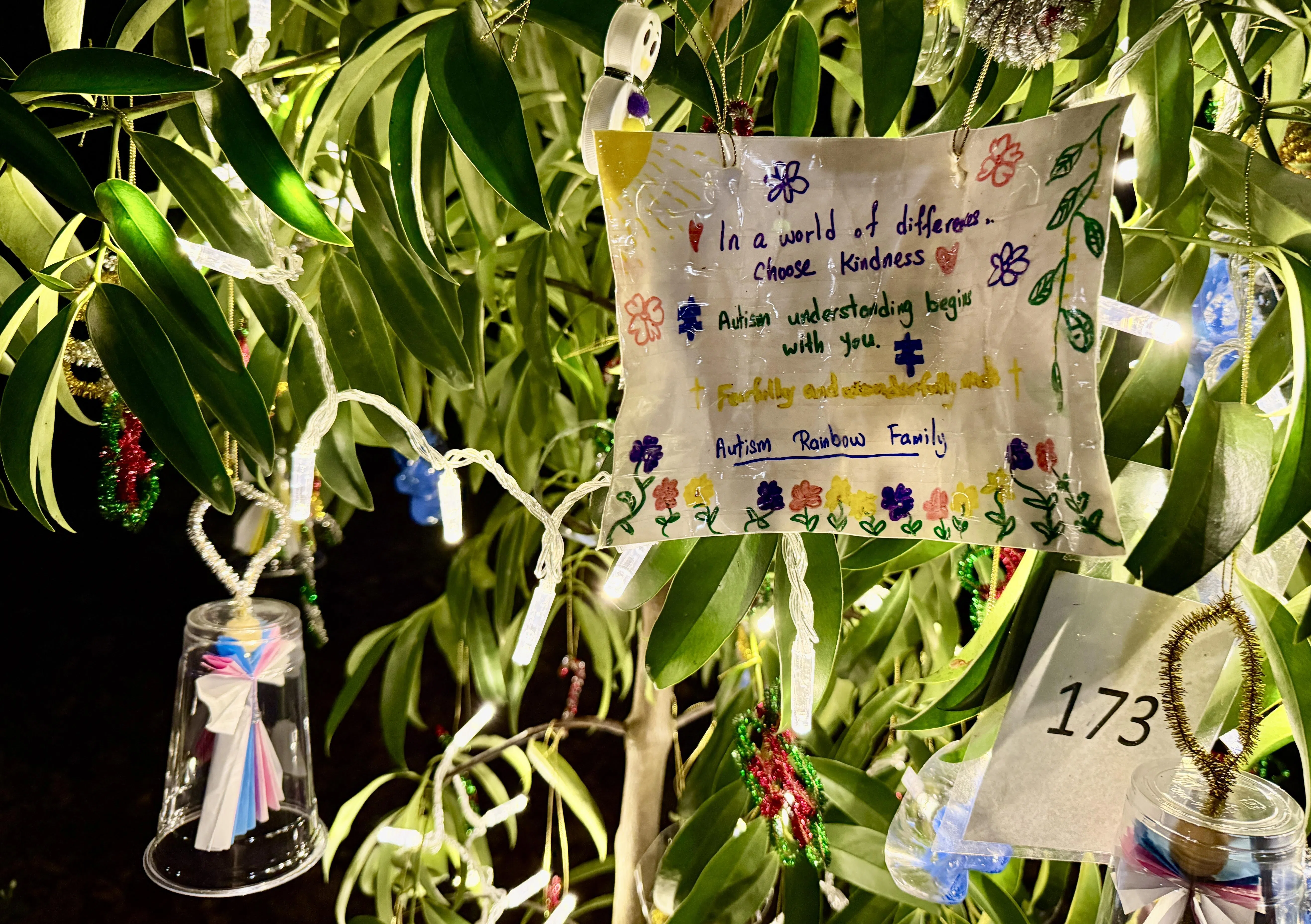 圣诞树上的美好祝愿，提醒我们心意与关怀是最好的礼物。（陈映蓁摄）