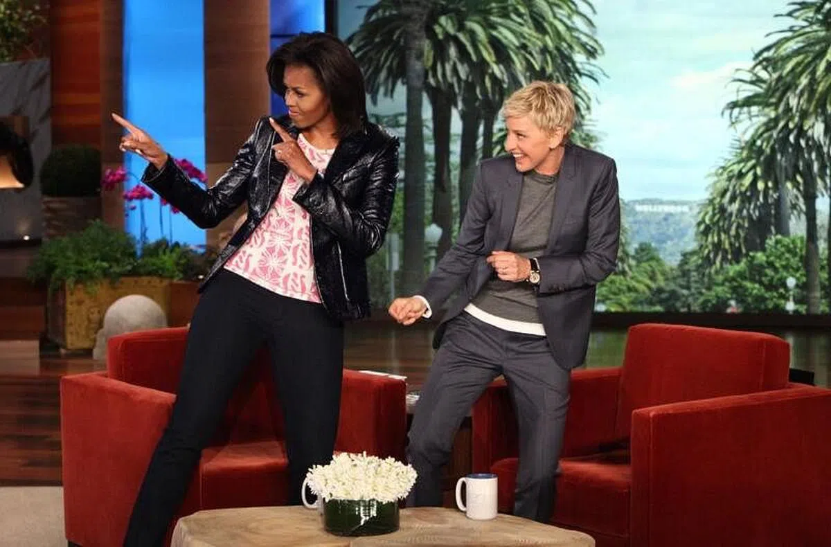 前美国第一夫人米歇尔奥巴马（左）之前上《艾伦秀》，大谈女性话题；没想到主持人艾伦被爆脾气臭，形象不保，也为“姐姐”话题火上添油。（视频截图）