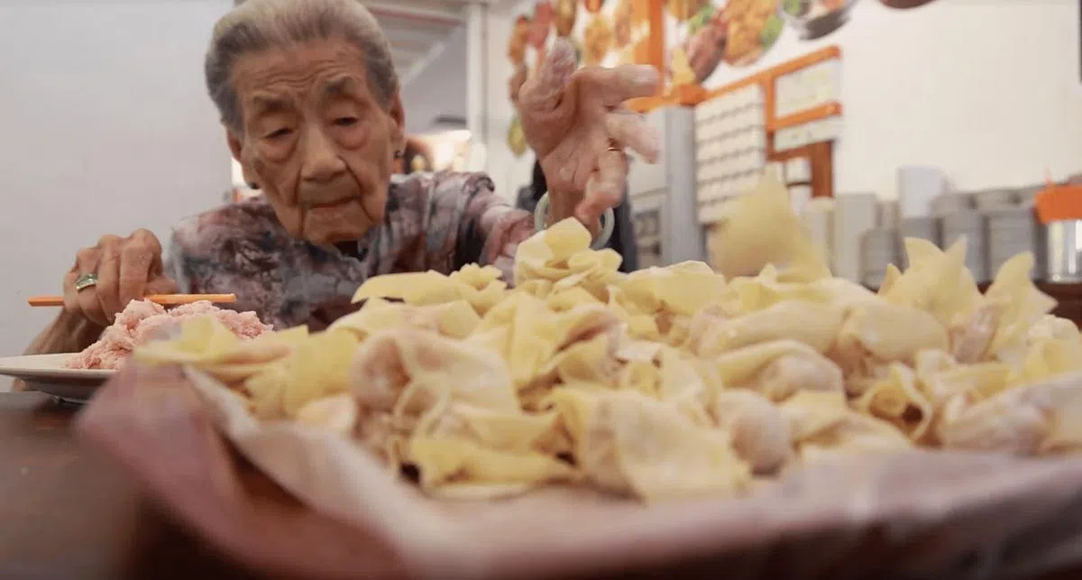 梁月明腿力不如当年，虽已无法亲自煮面，但仍经常下来包云吞和见粉丝。