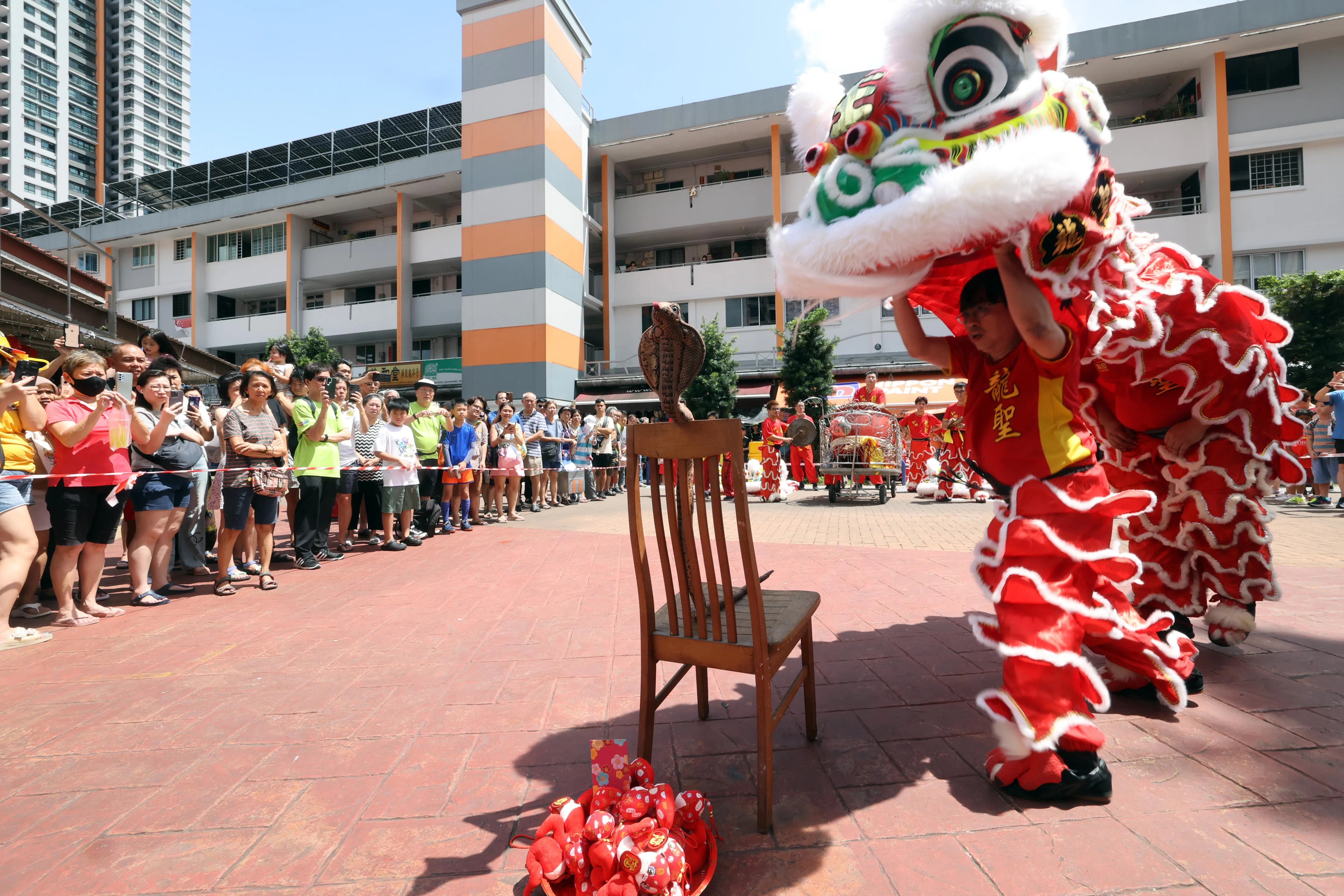 金文泰第448座巴刹及熟食中心的采青表演，吸引许多公众顶着大太阳到场观赏。（邝启聪摄）