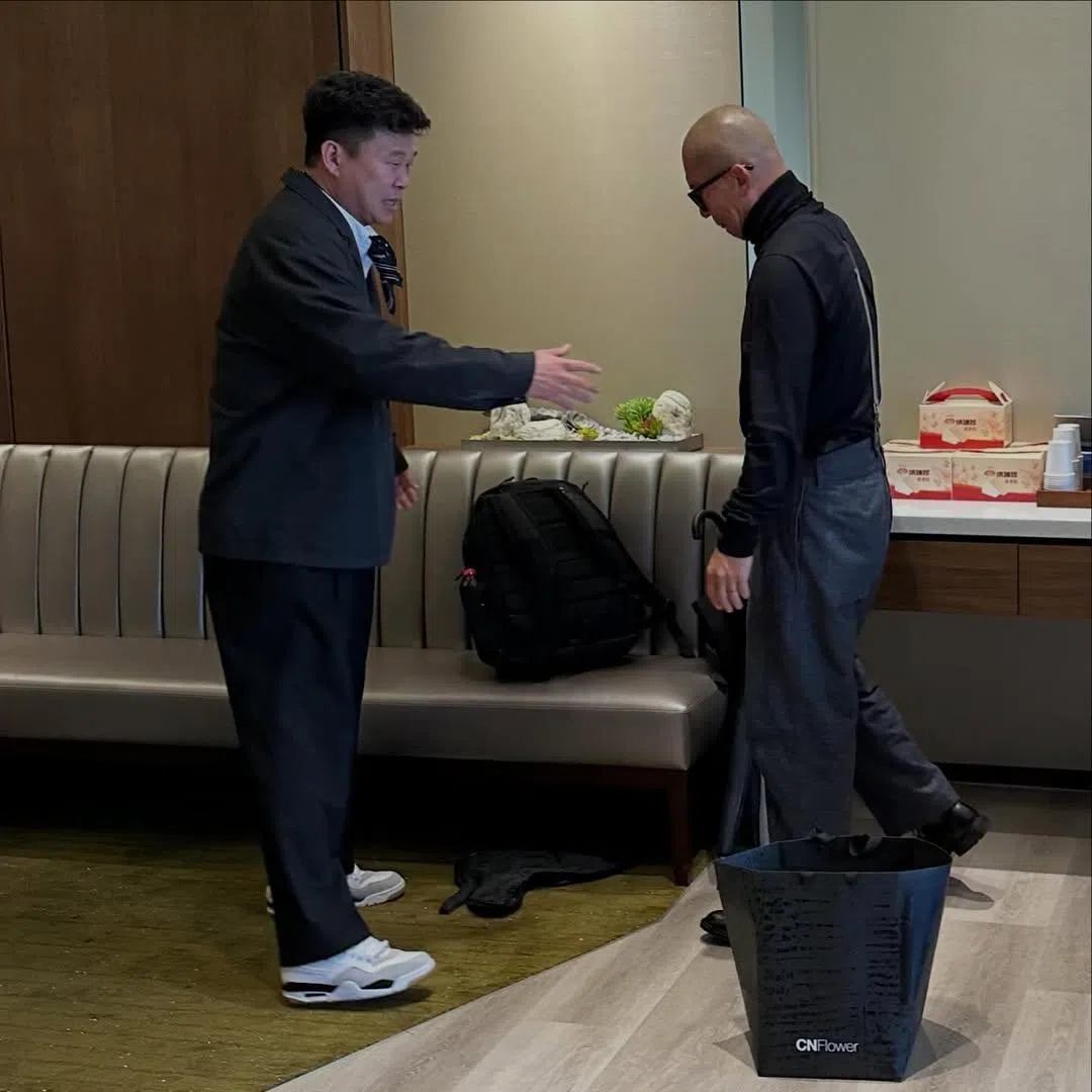 洪禄基（左）和具俊晔见面后紧紧拥抱，默默流泪，说不出话来。（取自姜元来IG）