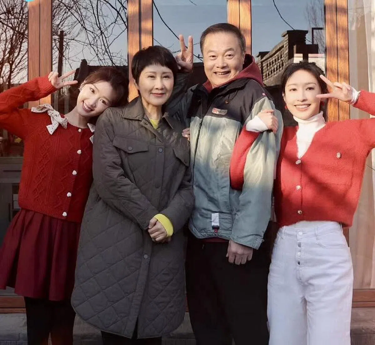 毛晓彤（左起）、张凯丽、孙松和张俪演绎住在北京四合院的孙家四口。