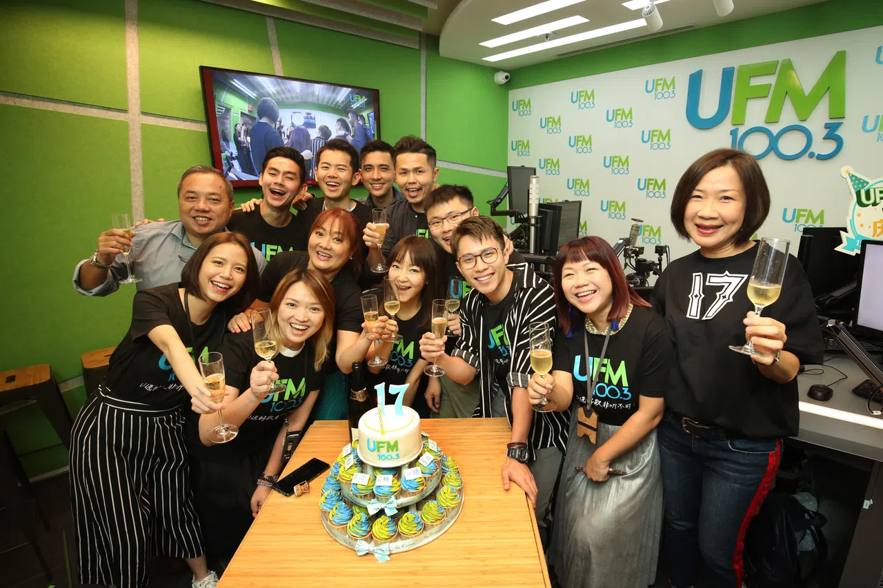 电台UFM100.3于2018年庆祝17岁生日，当时已过档姐妹台96.3好FM的林安娜（前排右一）回“老家”送祝福。（档案照）