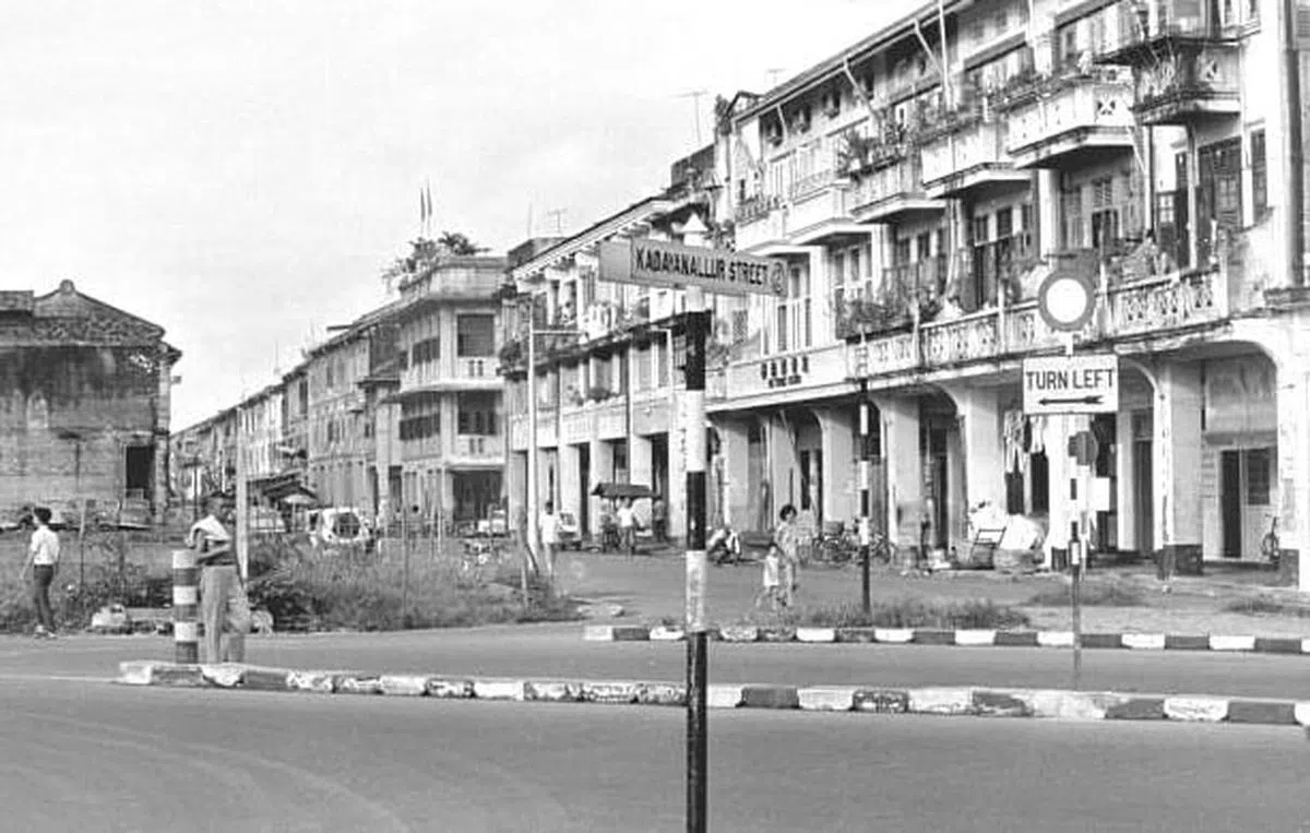 1960年代初道拉实街和麦士威路交界。 嘤嘤、友竹和民声俱乐部所在地就在图右的店屋，如今的慕理坊（Murray Terrace）。（图源：国家档案馆）
