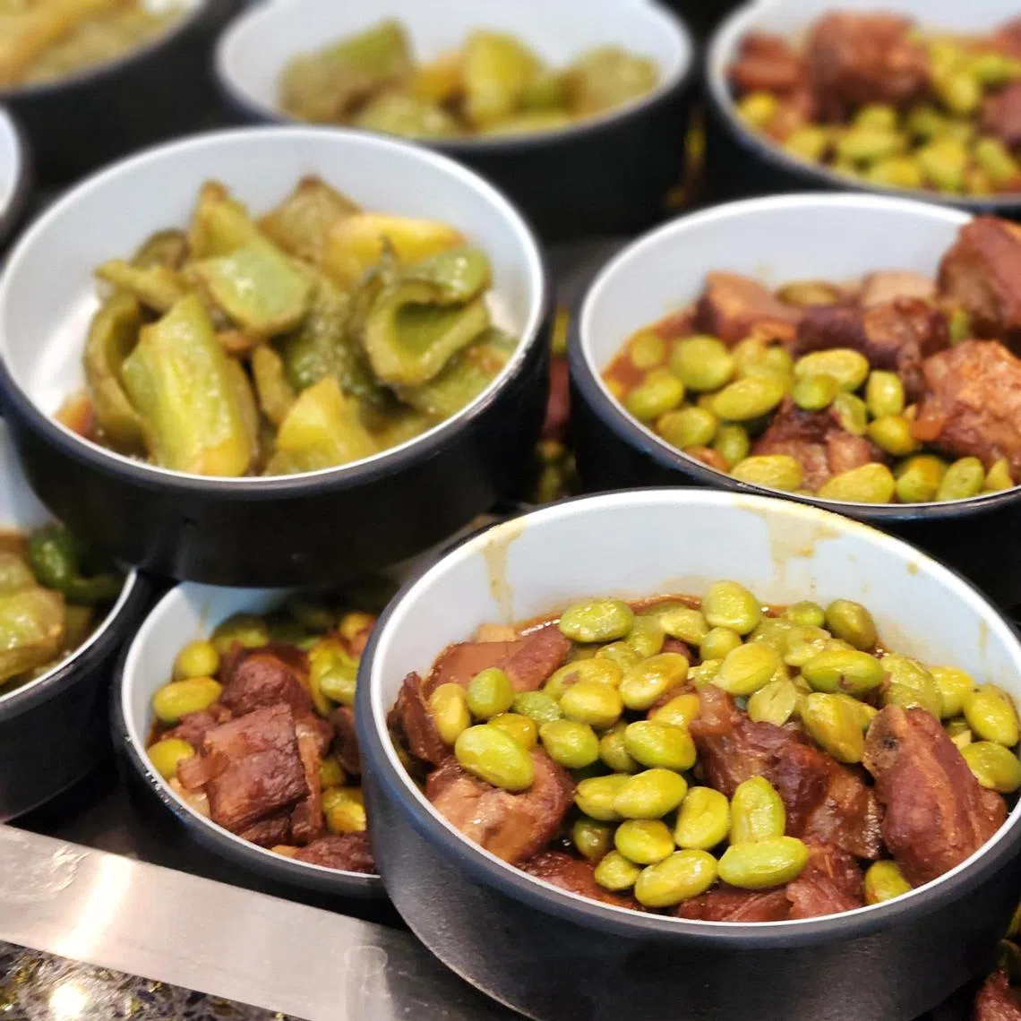 青豆烧排骨（右）和虎皮青椒。