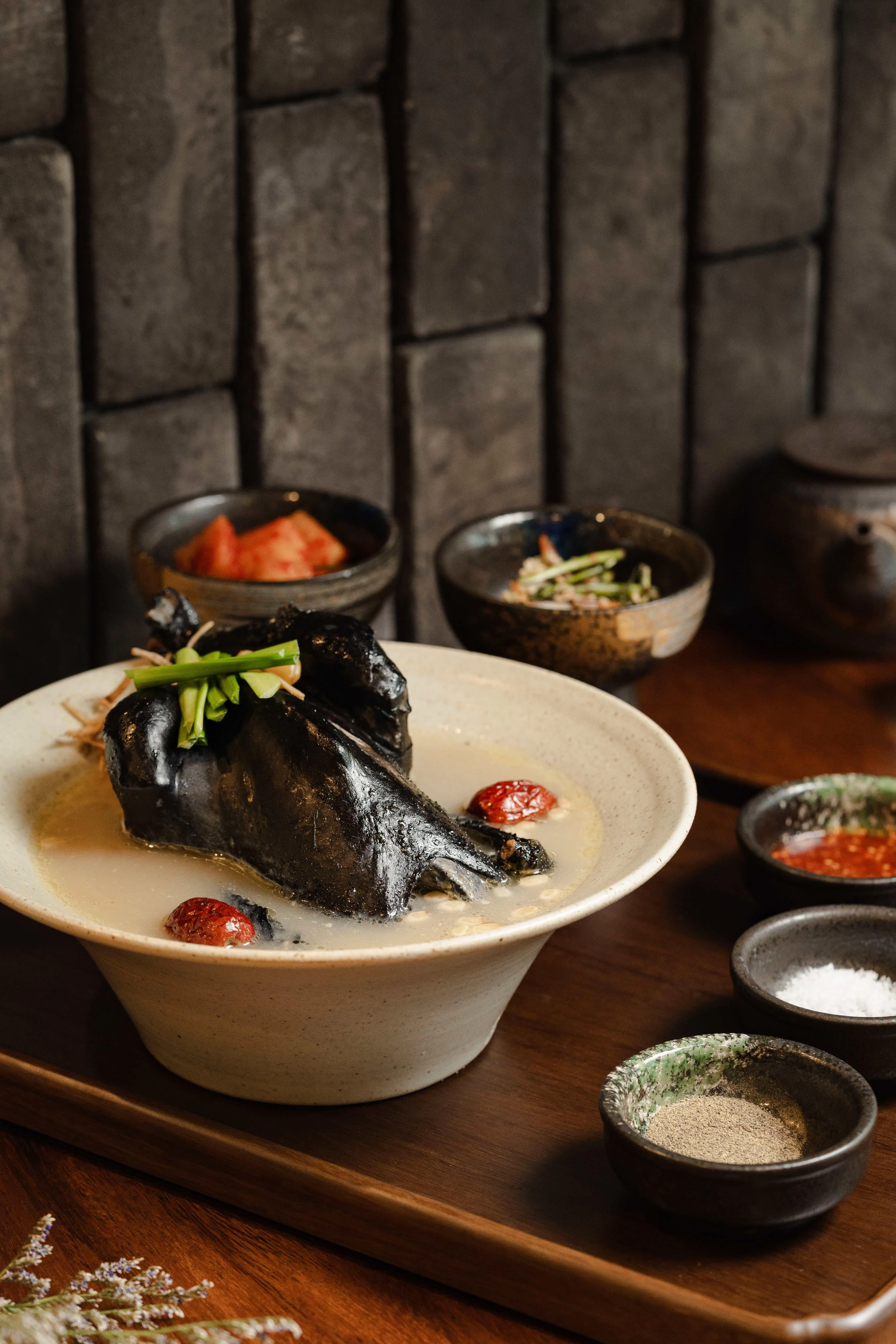 乌鸡参鸡汤选用乌骨鸡熬煮，其肉质更紧实、更瘦，同时富含更高营养成分，比普通鸡肉更滋补健康。（餐馆提供）