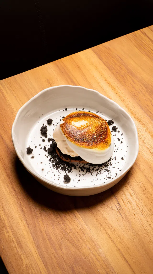 火焰薄荷在上桌时，用铸铁压模按压，形成上层焦化。（餐馆提供）