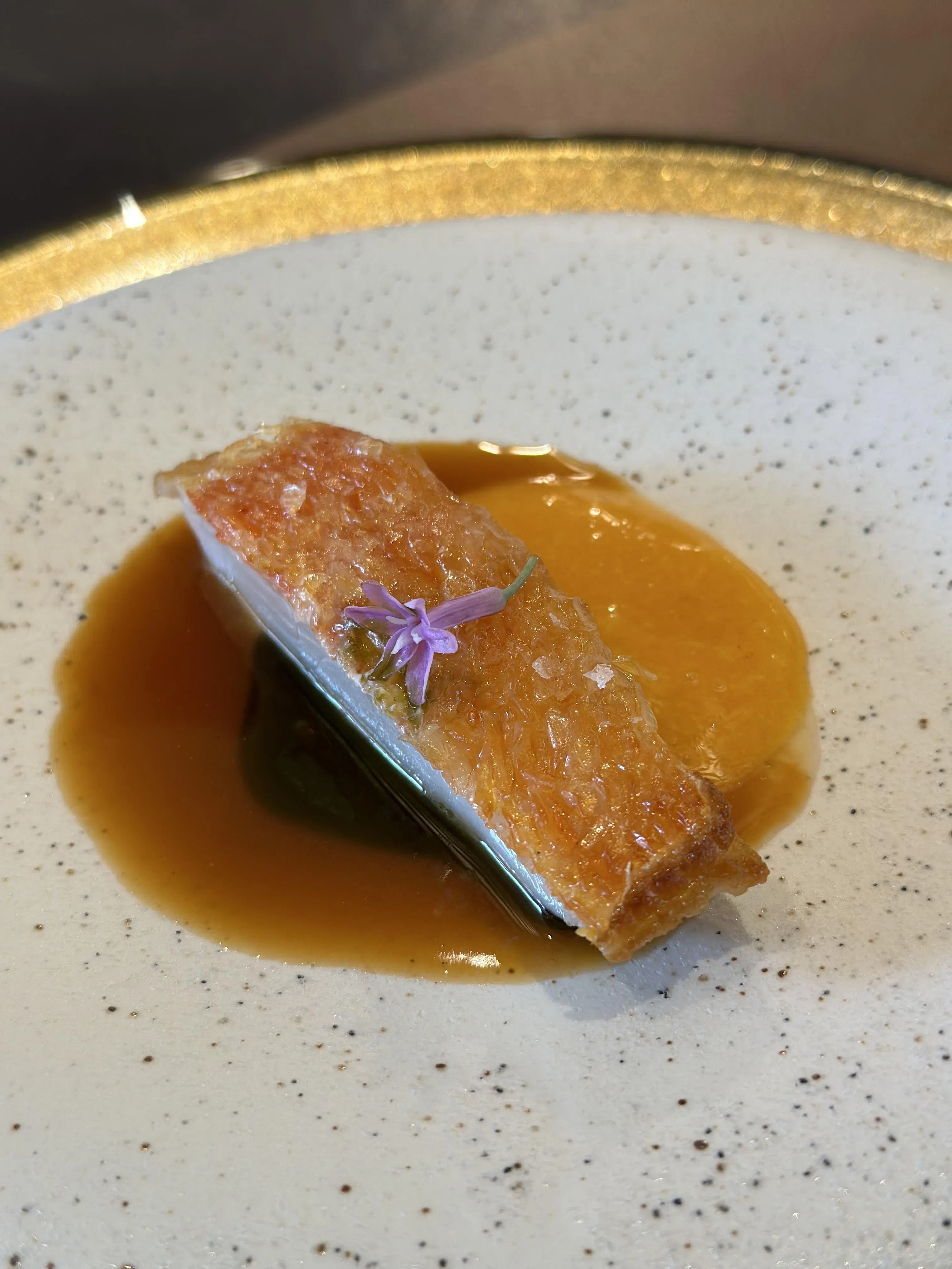 金眼鲷采用餐馆招牌松阪方式烹饪，小块鲷鱼片被反复淋上热油直到鱼皮和鳞片变脆，口感酥脆。（叶晓虹摄）