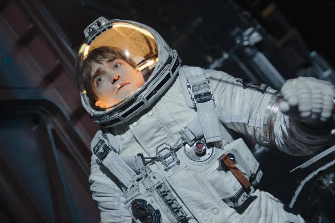 Robert Pattison饰演死后可被打印复制的消耗工。（华纳兄弟提供）