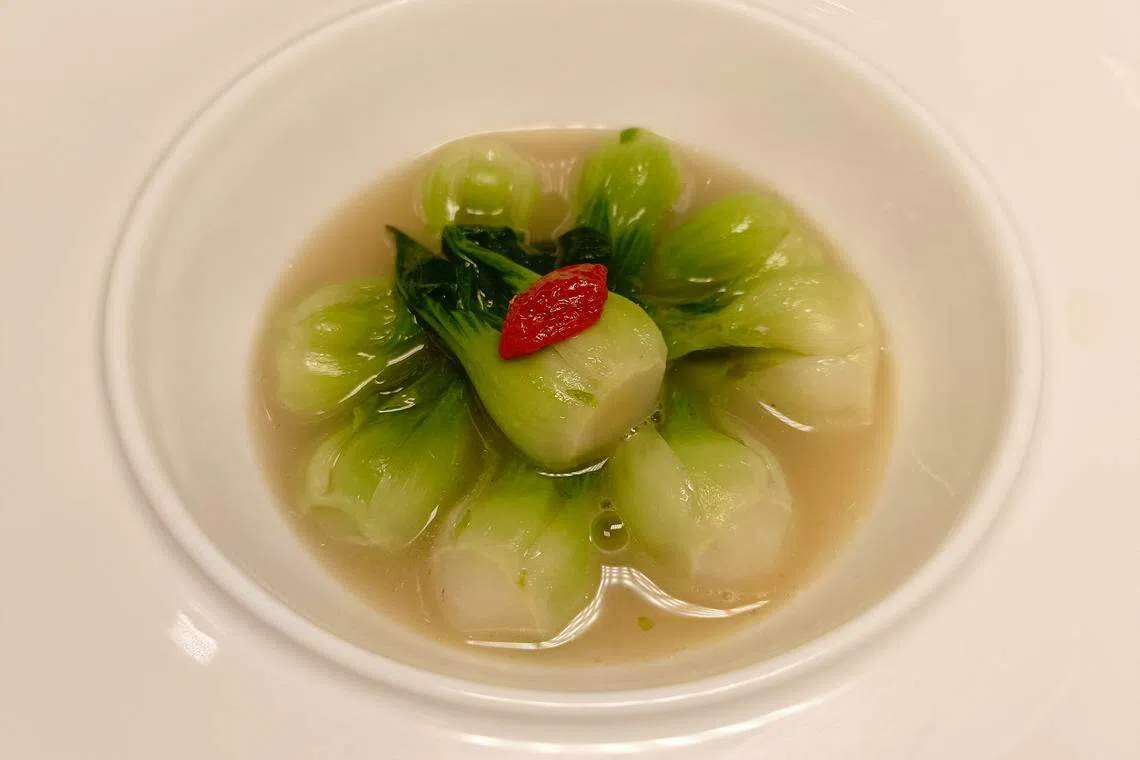 甬府餐馆的蔬菜佳肴有个独特的名字叫“舍得”。（黄亿敏摄）