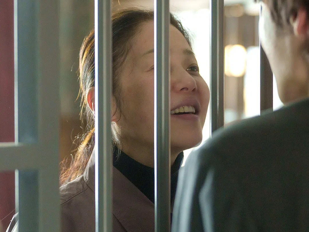 郑怡信与模仿犯对峙时露出的神态和表情，令人不寒而栗。（取自SBS Drama脸书）