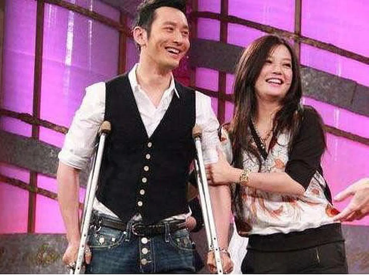 黄晓明即使受伤了，也坚持要力挺赵薇。（互联网）