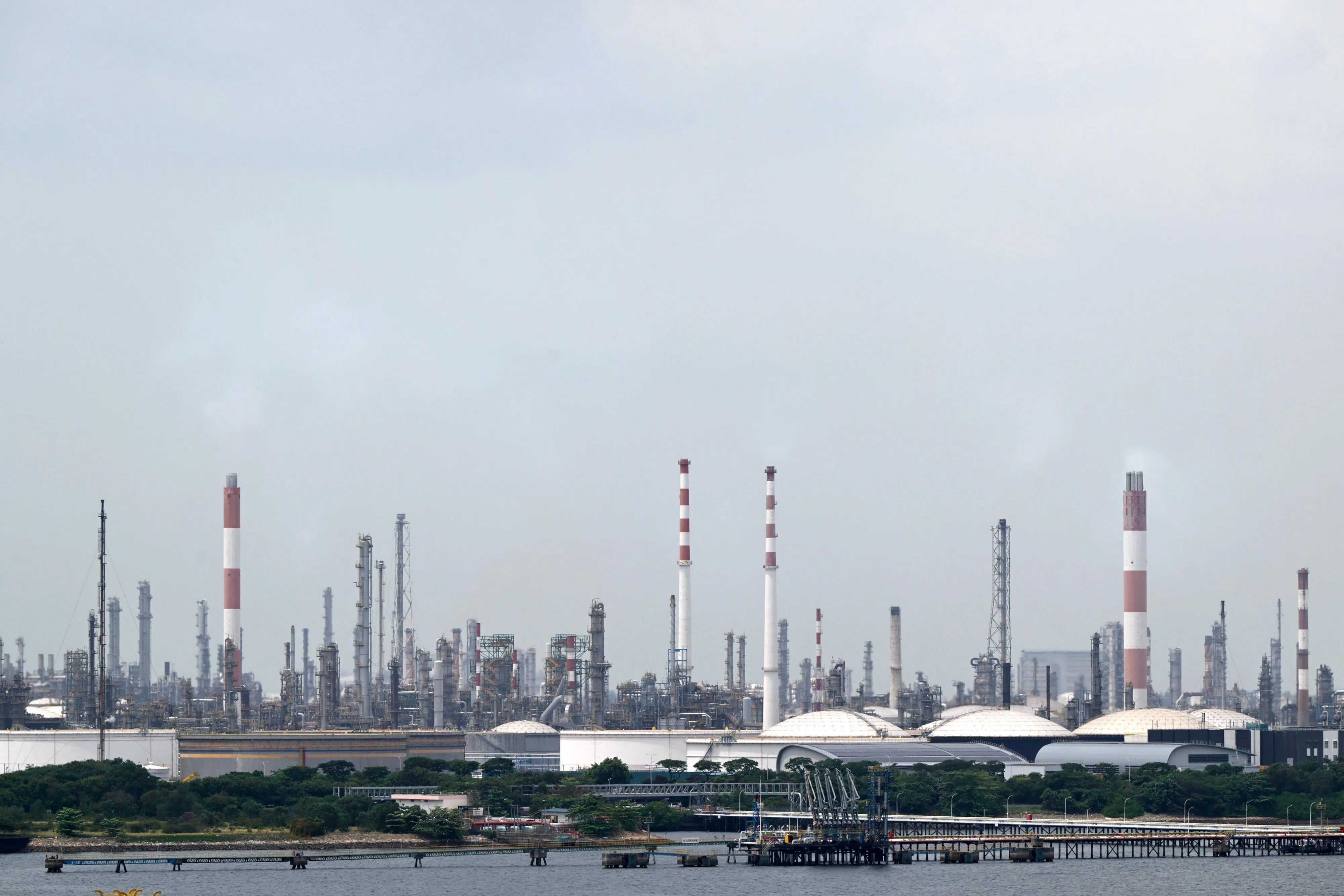 我国政府发言人说，一直到2030年，政府计划把碳税收用于资助企业脱碳，因此预料不会从碳税获得额外净收入。（海峡时报）