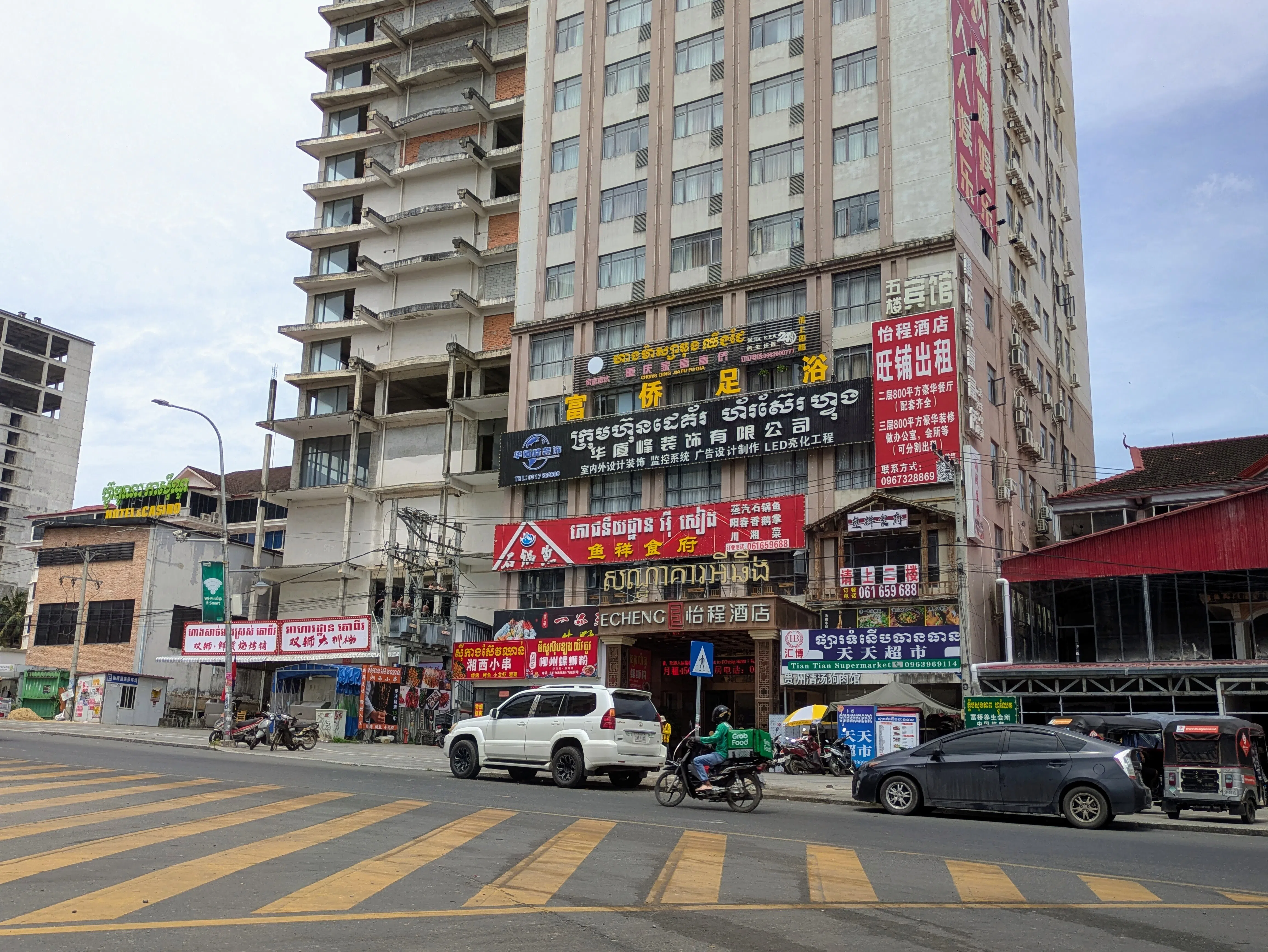 满街中文招牌，让西港乍看有如一座注入柬埔寨血统的中国城市。（黄匡宁摄）